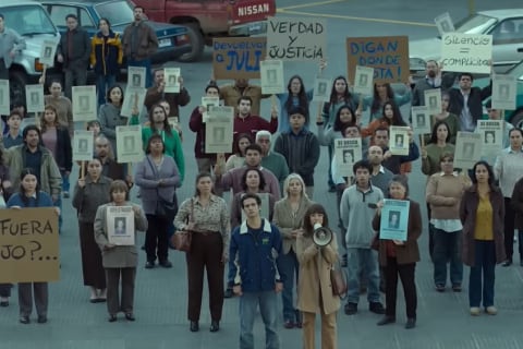 La serie explora la dolorosa desaparición de un joven en Chile y su búsqueda de justicia.
