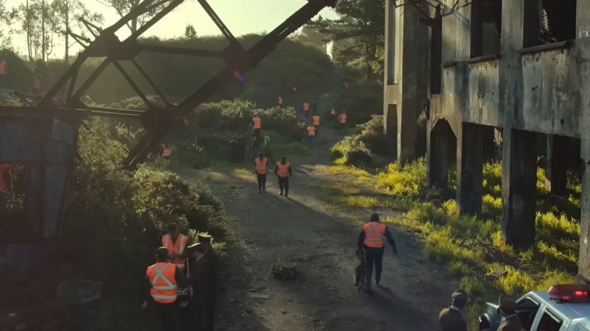 La serie explora la dolorosa desaparición de un joven en Chile y su búsqueda de justicia.