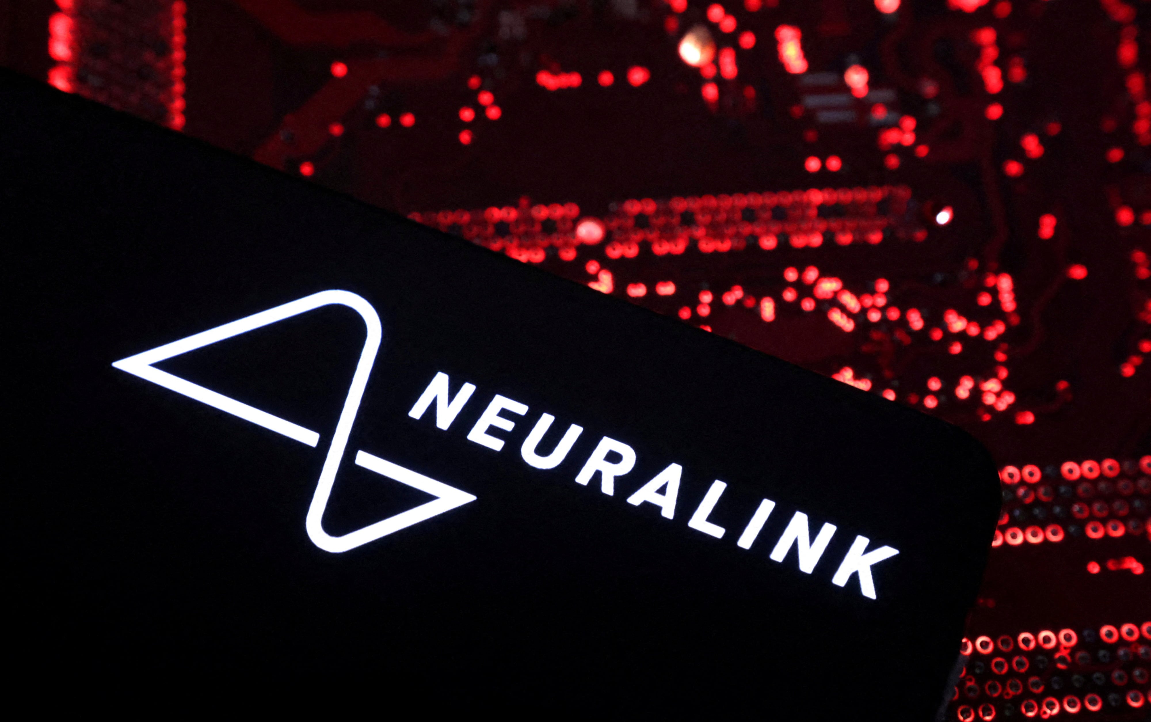 La empresa de Elon Musk busca revolucionar la neurotecnolog&iacute;a con producci&oacute;n masiva de implantes.