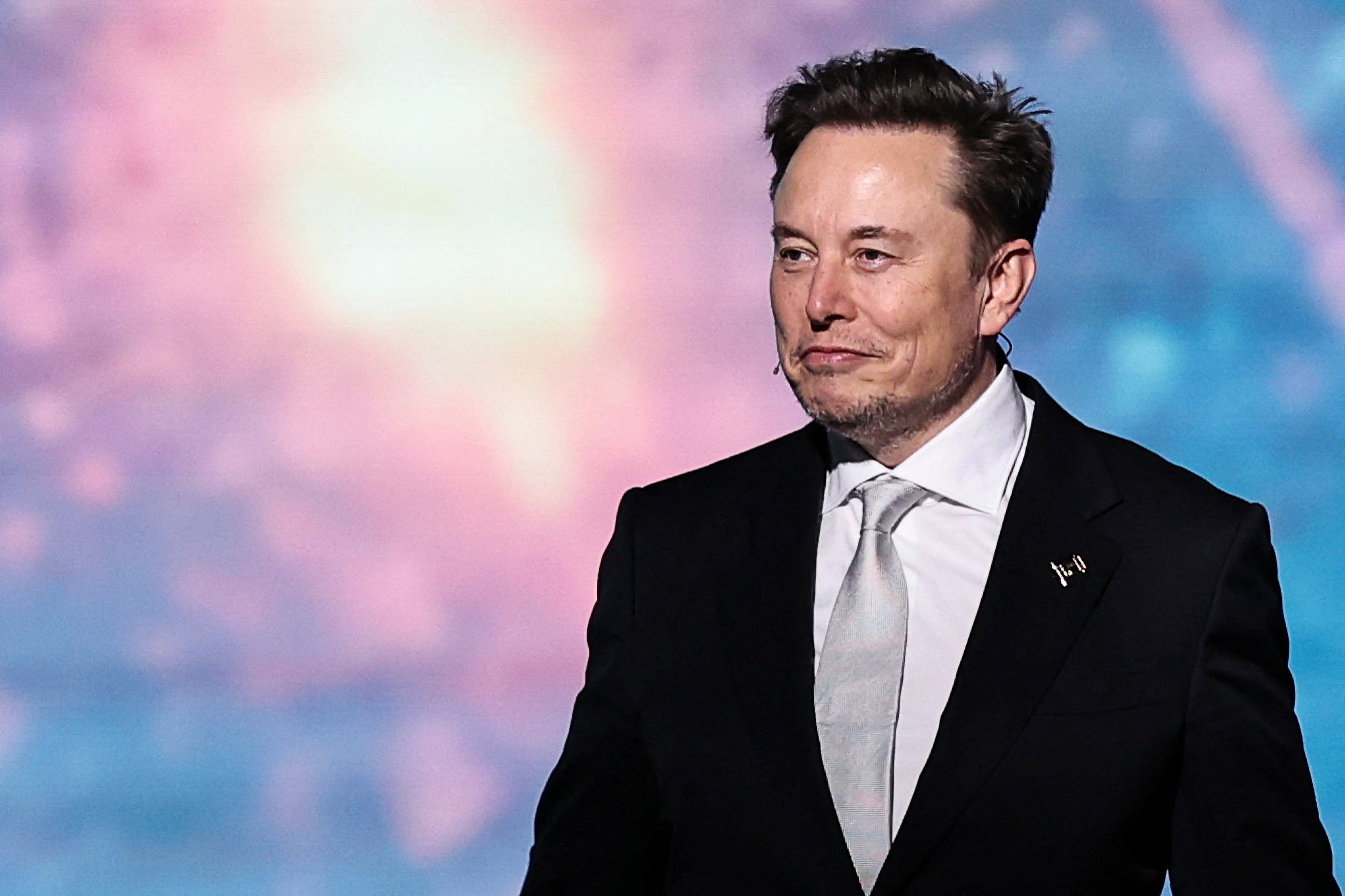 La empresa de Elon Musk busca revolucionar la neurotecnología con producción masiva de implantes.