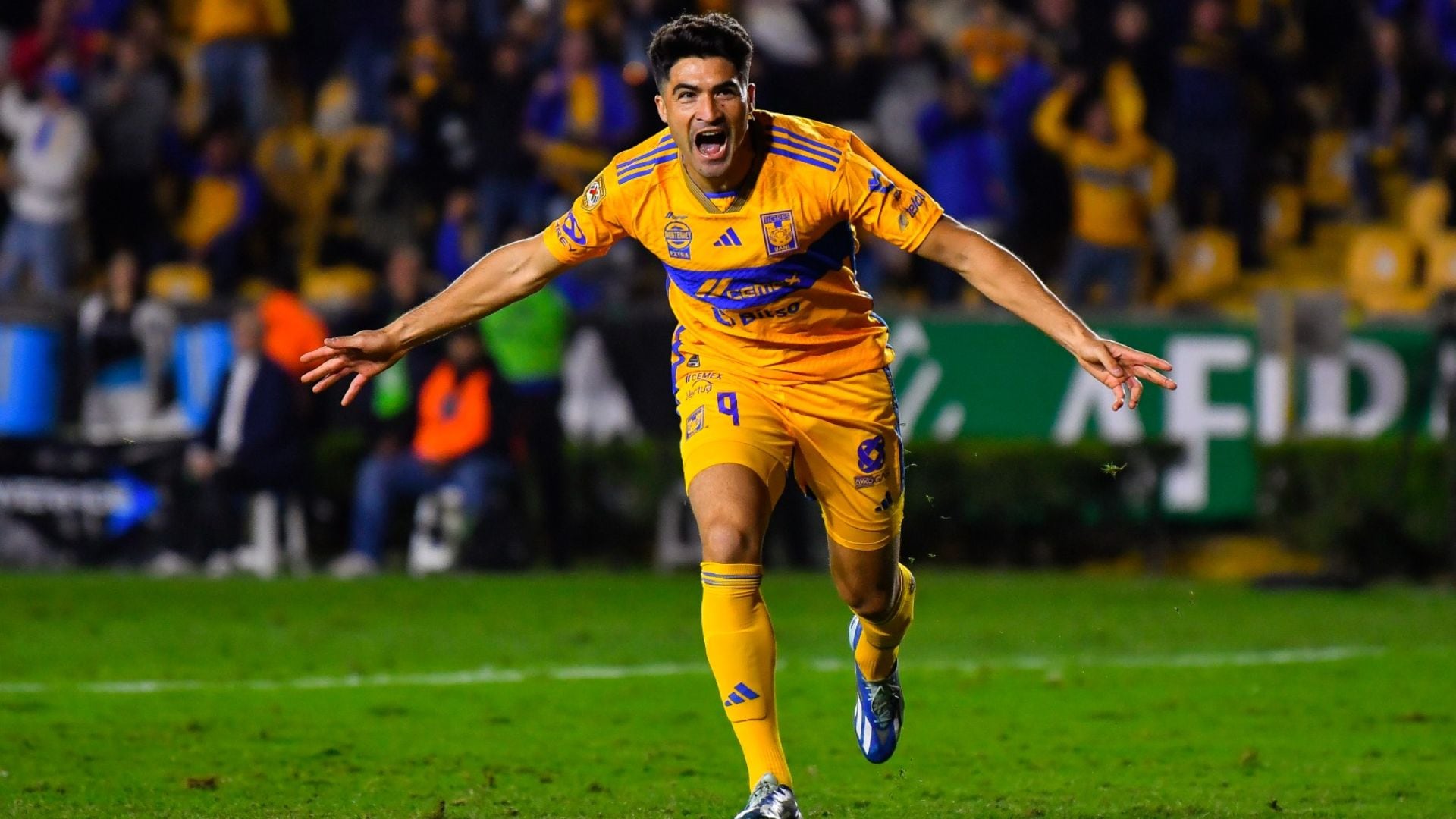 Cruz Azul y Tigres logran acuerdo para el traspaso de Nicolás Ibáñez, quien ya viaja a la CDMX.