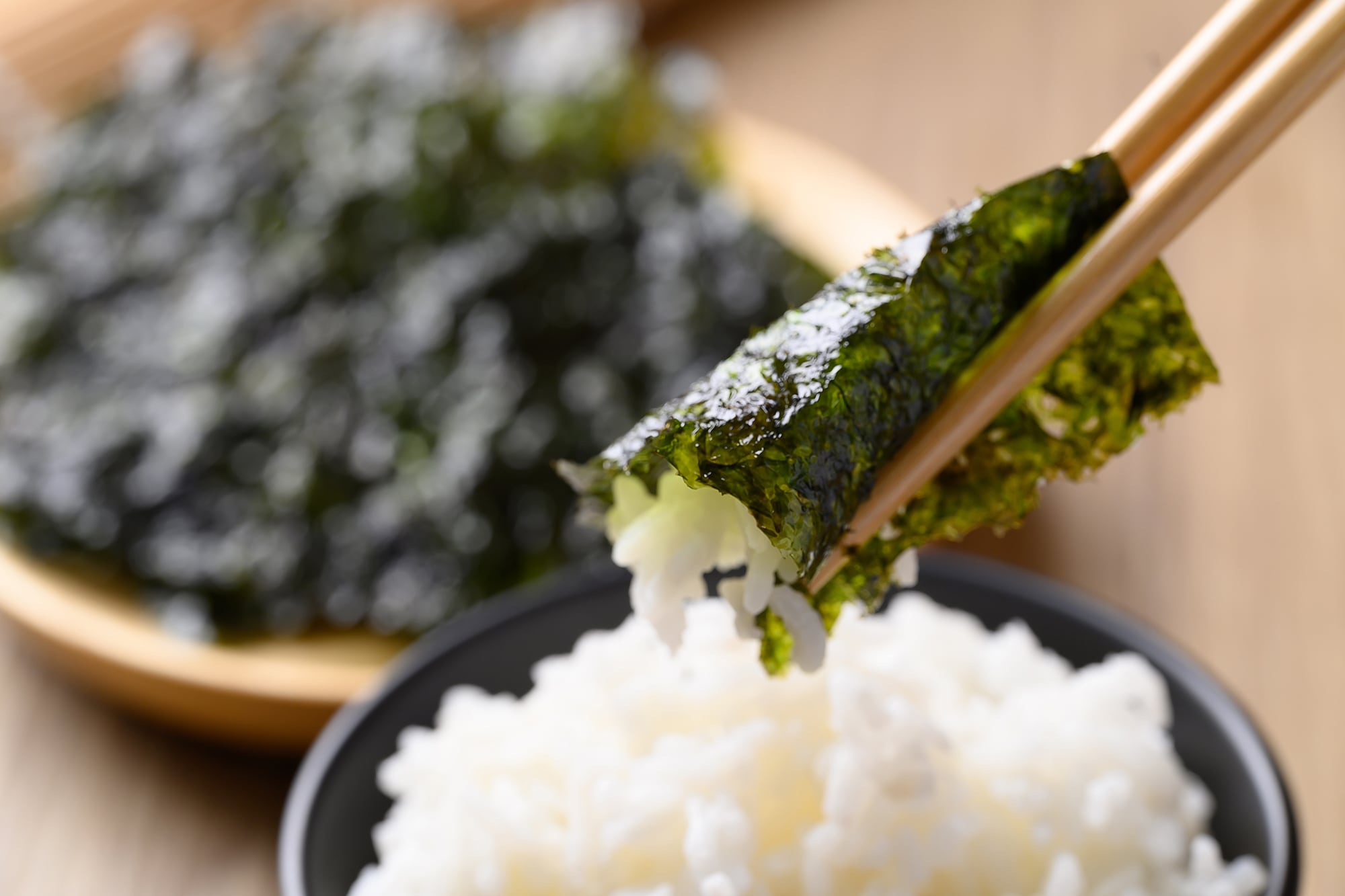 Descubre los beneficios del nori, un alga rica en proteínas y nutrientes esenciales para la dieta.