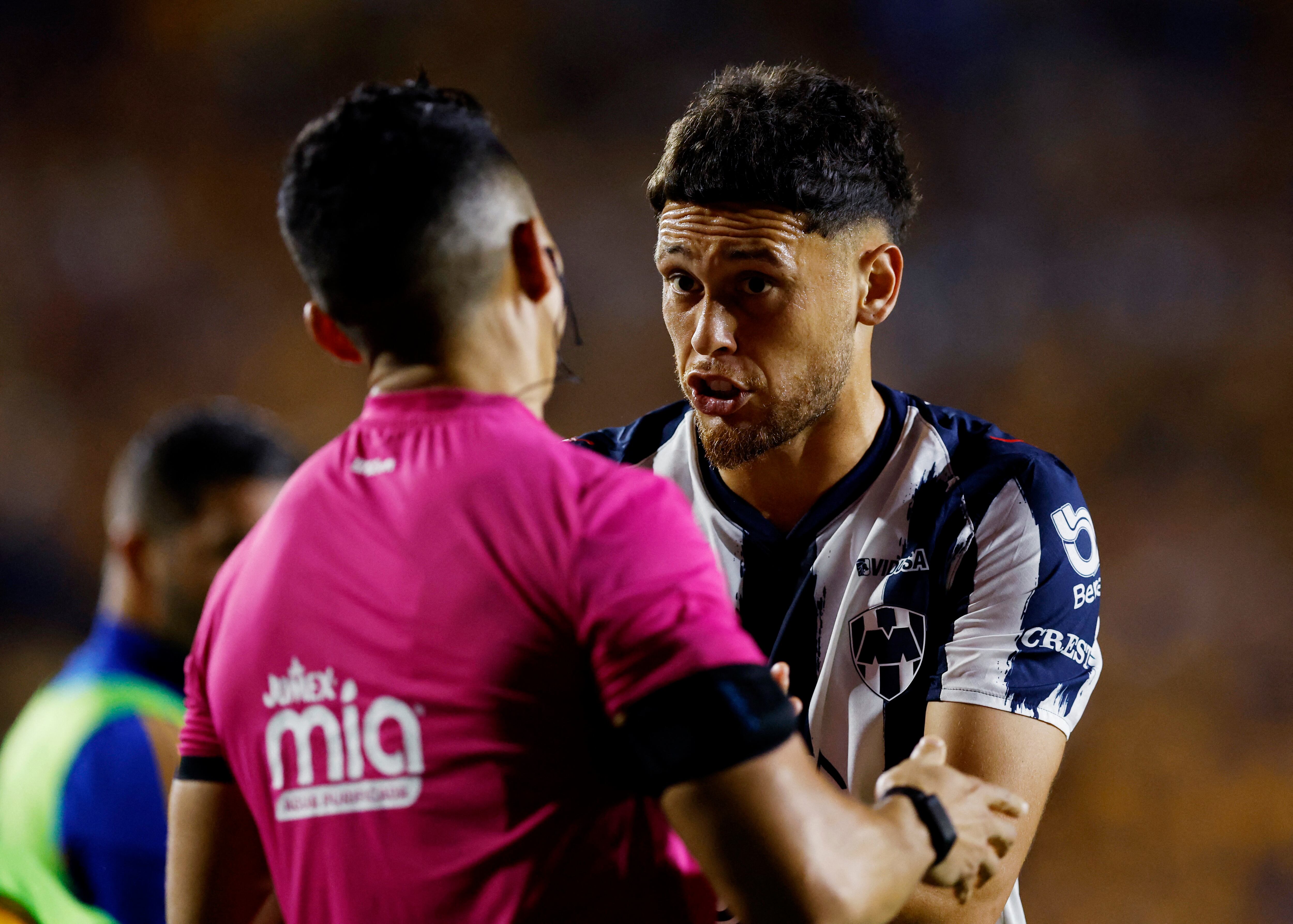El jugador argentino aclaró su gesto y pidió apoyo a los seguidores de Monterrey.