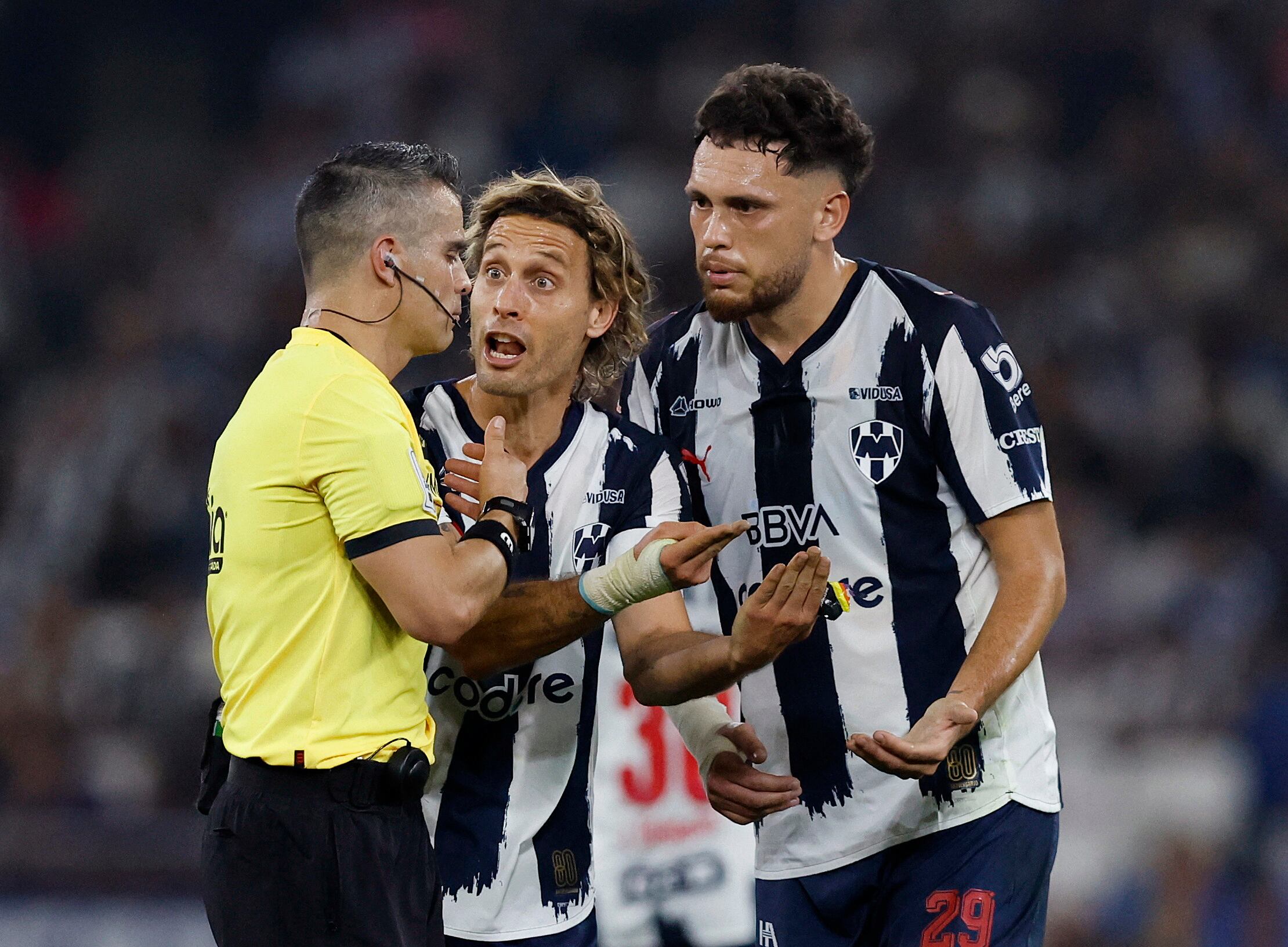 El jugador argentino aclaró su gesto y pidió apoyo a los seguidores de Monterrey.