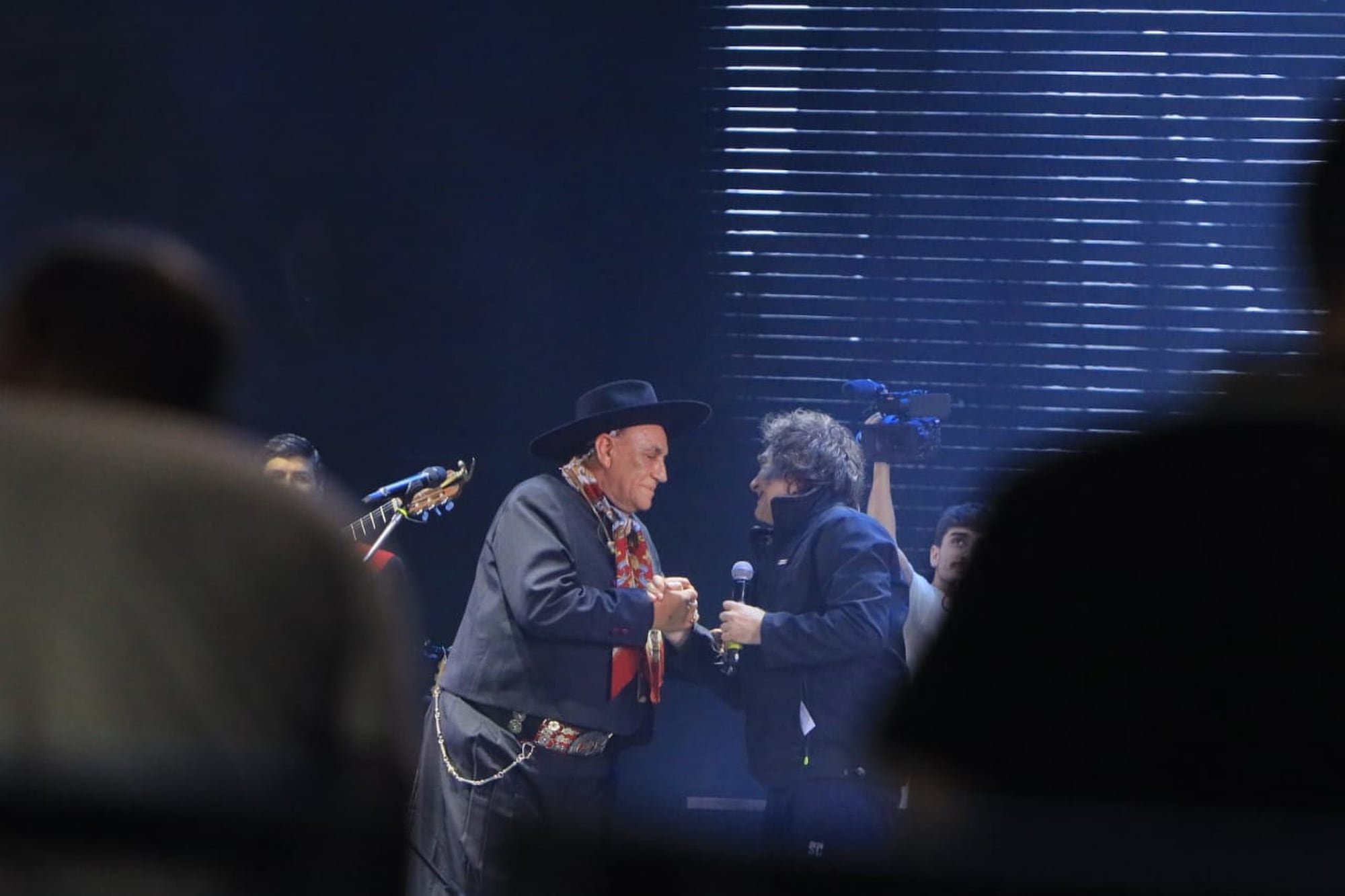 El folclorista Oscar Palavecino fue expulsado de Raíces Criollas tras invitar a Milei a cantar en un festival.