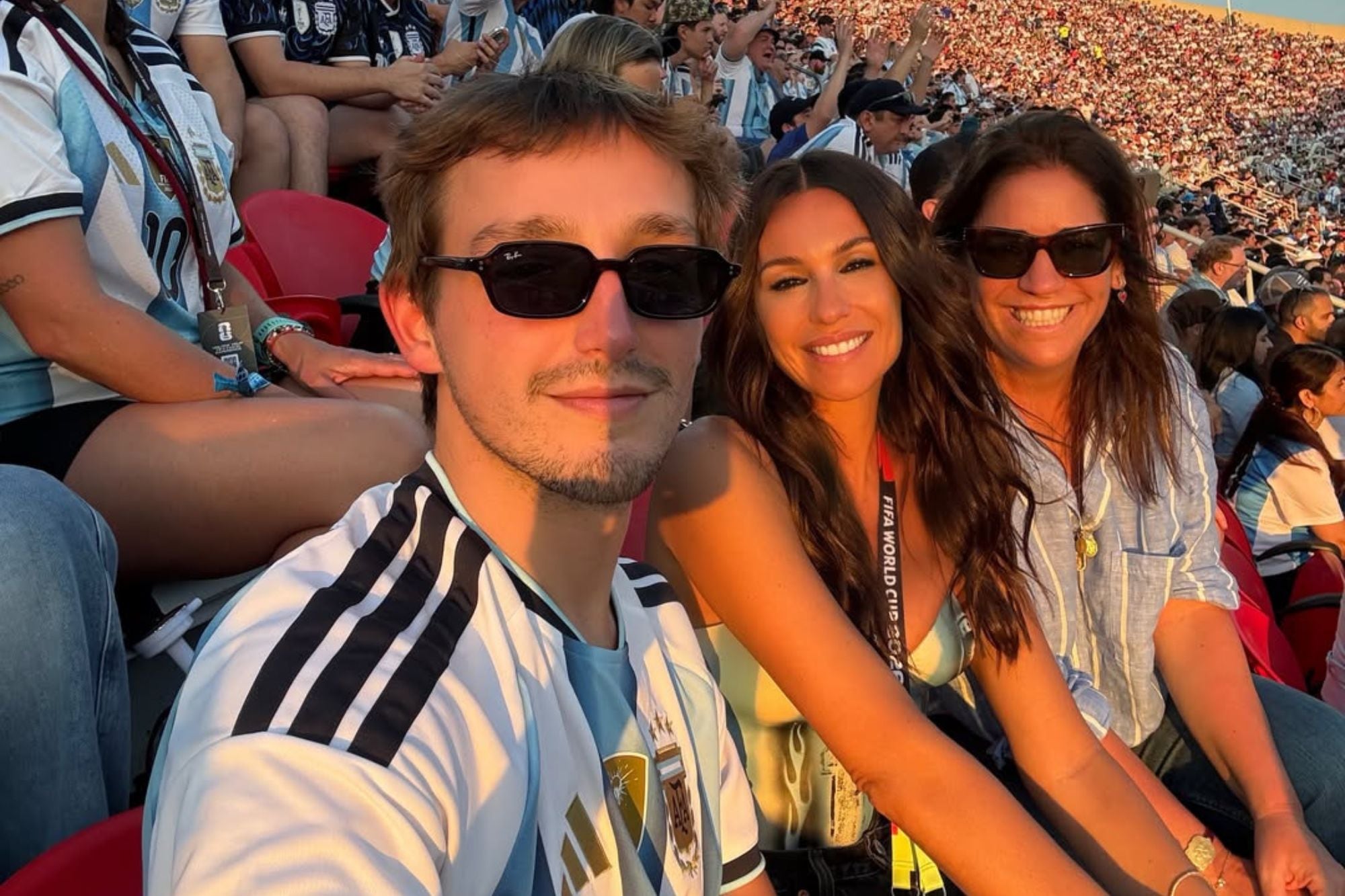 Carolina Ardohain impacta con su outfit en el debut de Argentina en el Mundial.