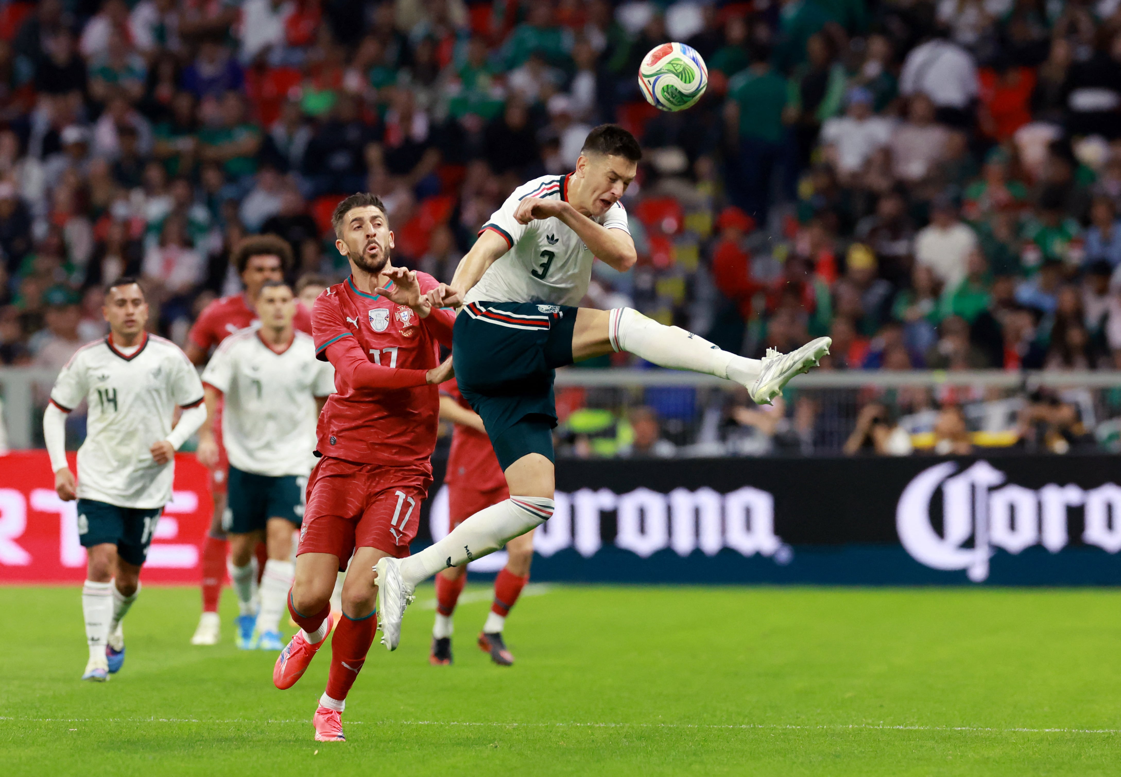 El delantero del Toluca, Paulinho, calmo a sus compañeros sobre la seguridad en México.