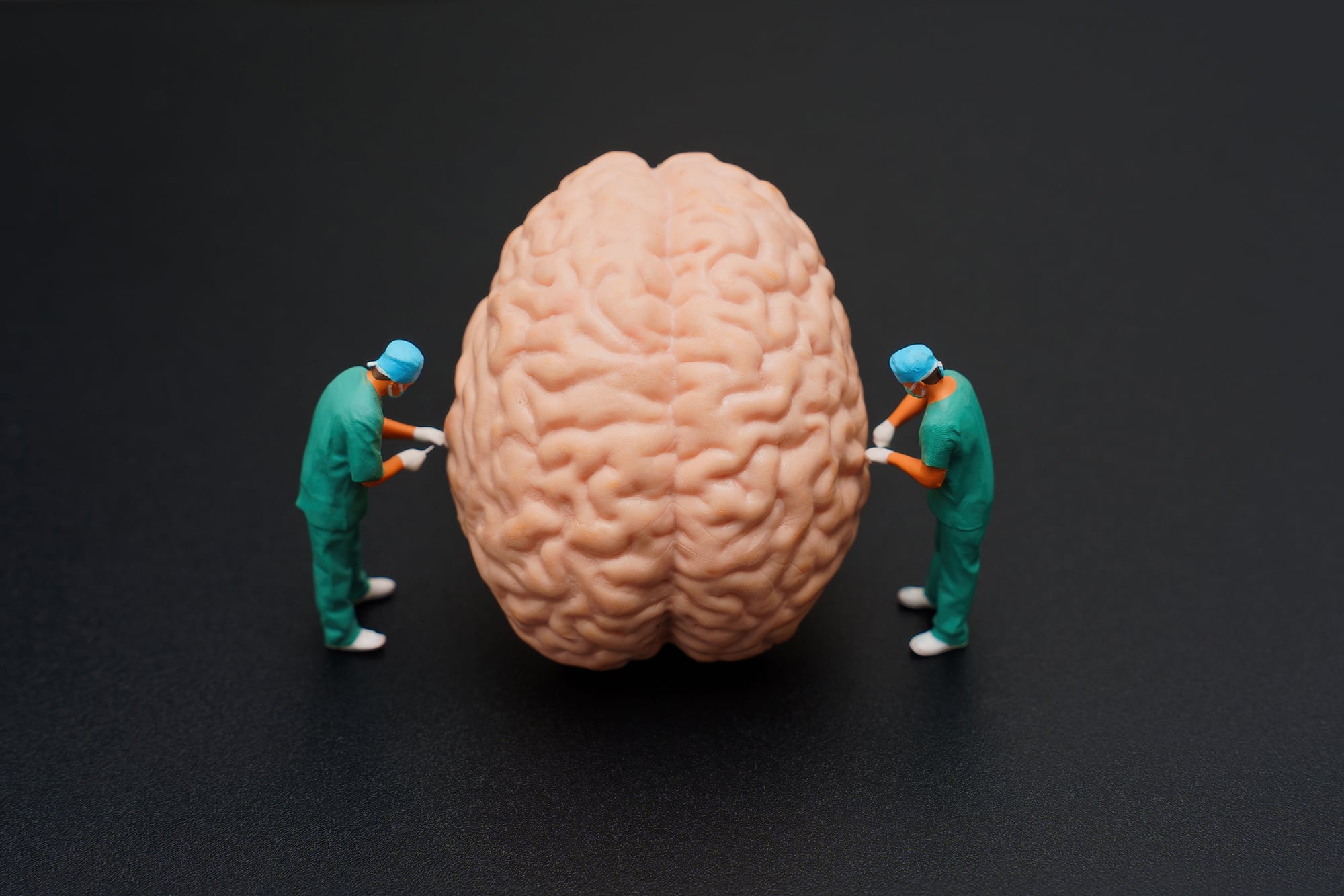 El efecto placebo muestra cómo la mente puede aliviar el dolor real.