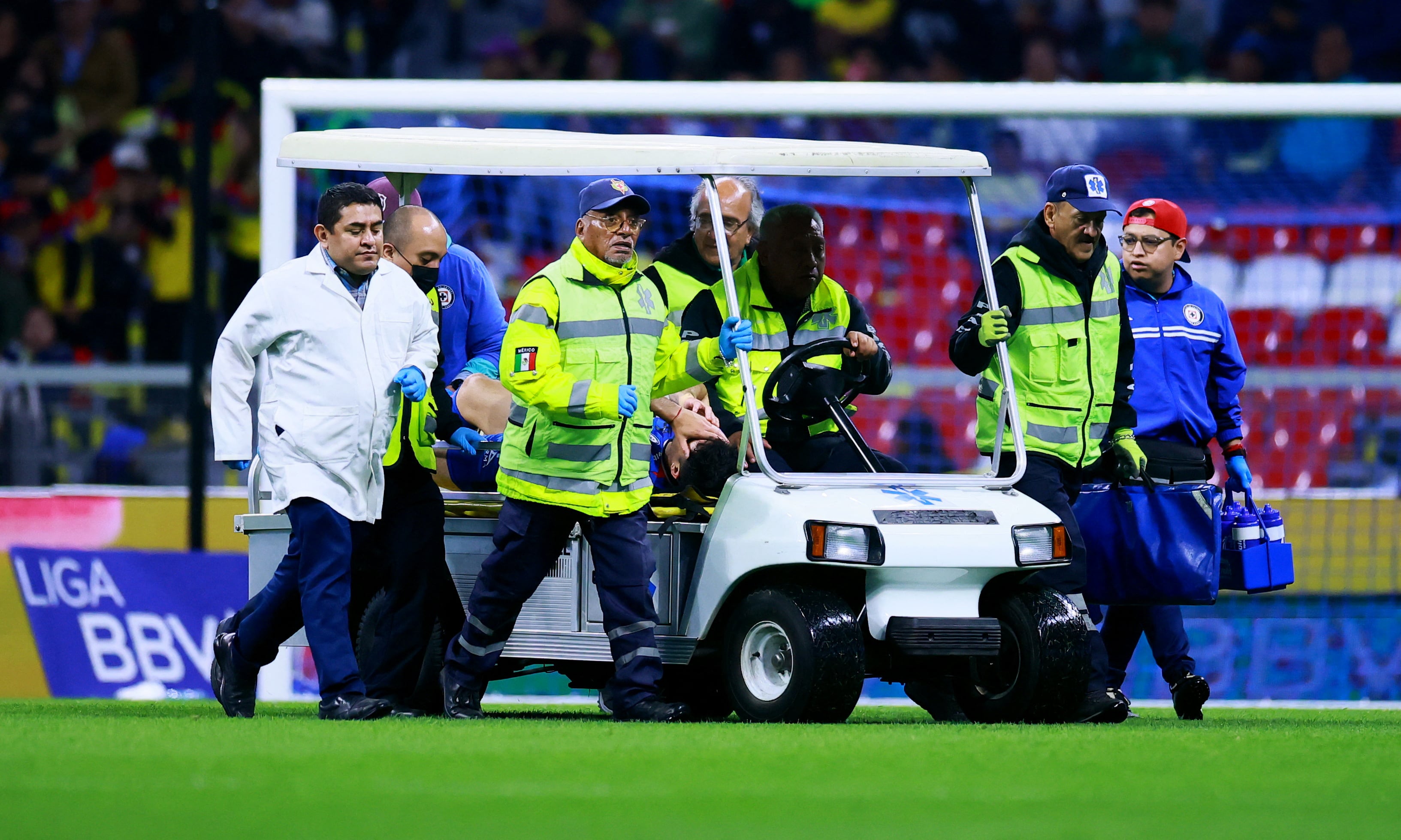 La lesión de Nicolás Ibáñez genera incertidumbre en Cruz Azul, pendiente de su diagnóstico.