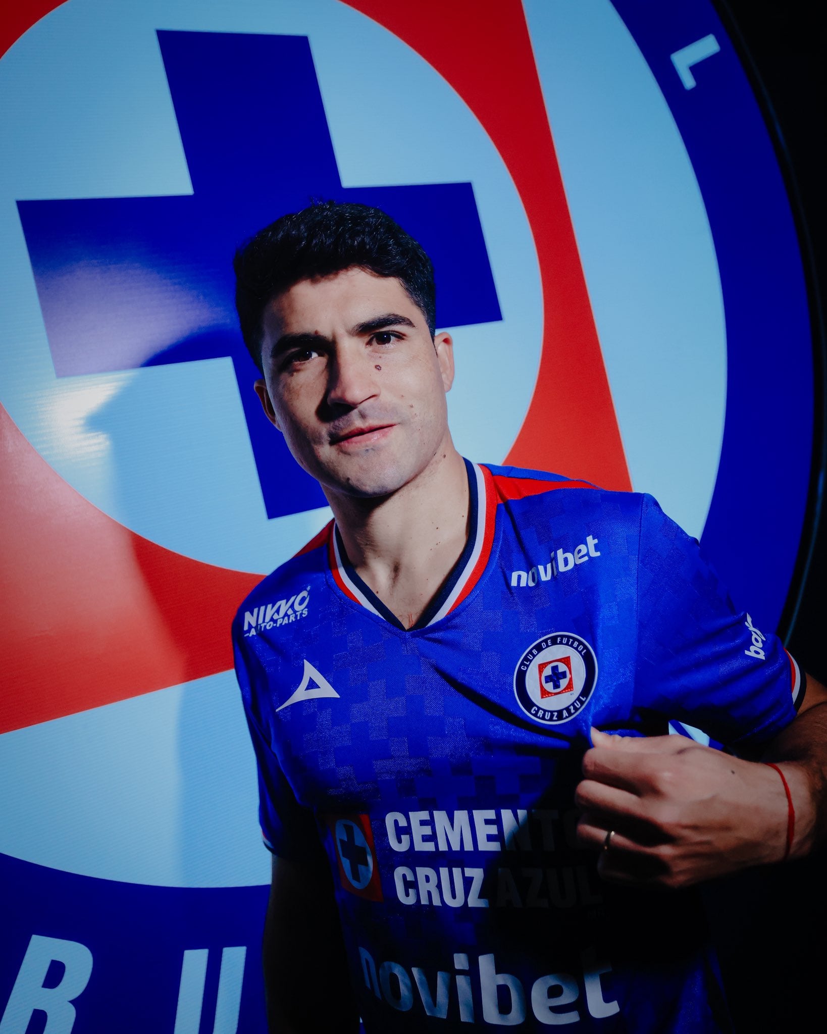 La lesión de Nicolás Ibáñez genera incertidumbre en Cruz Azul, pendiente de su diagnóstico.