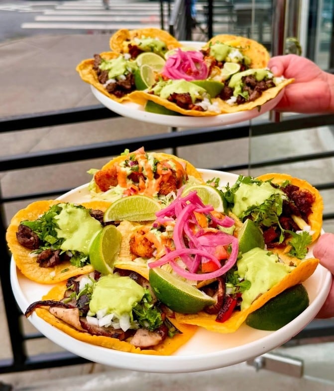 Sorprende a tus amigos con unos exquisitos tacos al pastor hechos en casa.