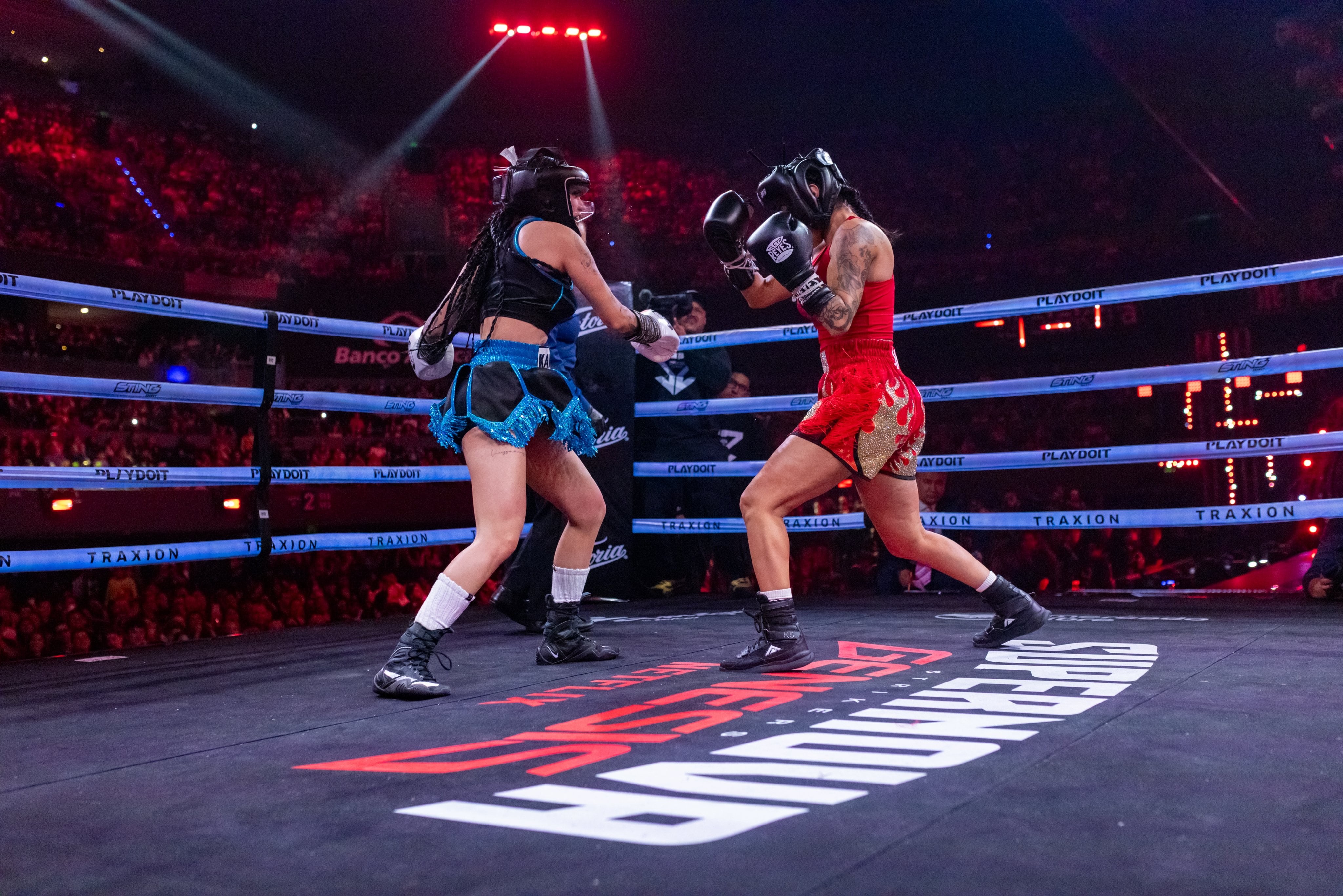 Car&iacute;n Le&oacute;n tuvo que cantar a capela debido a fallos de audio en Supernova G&eacute;nesis.