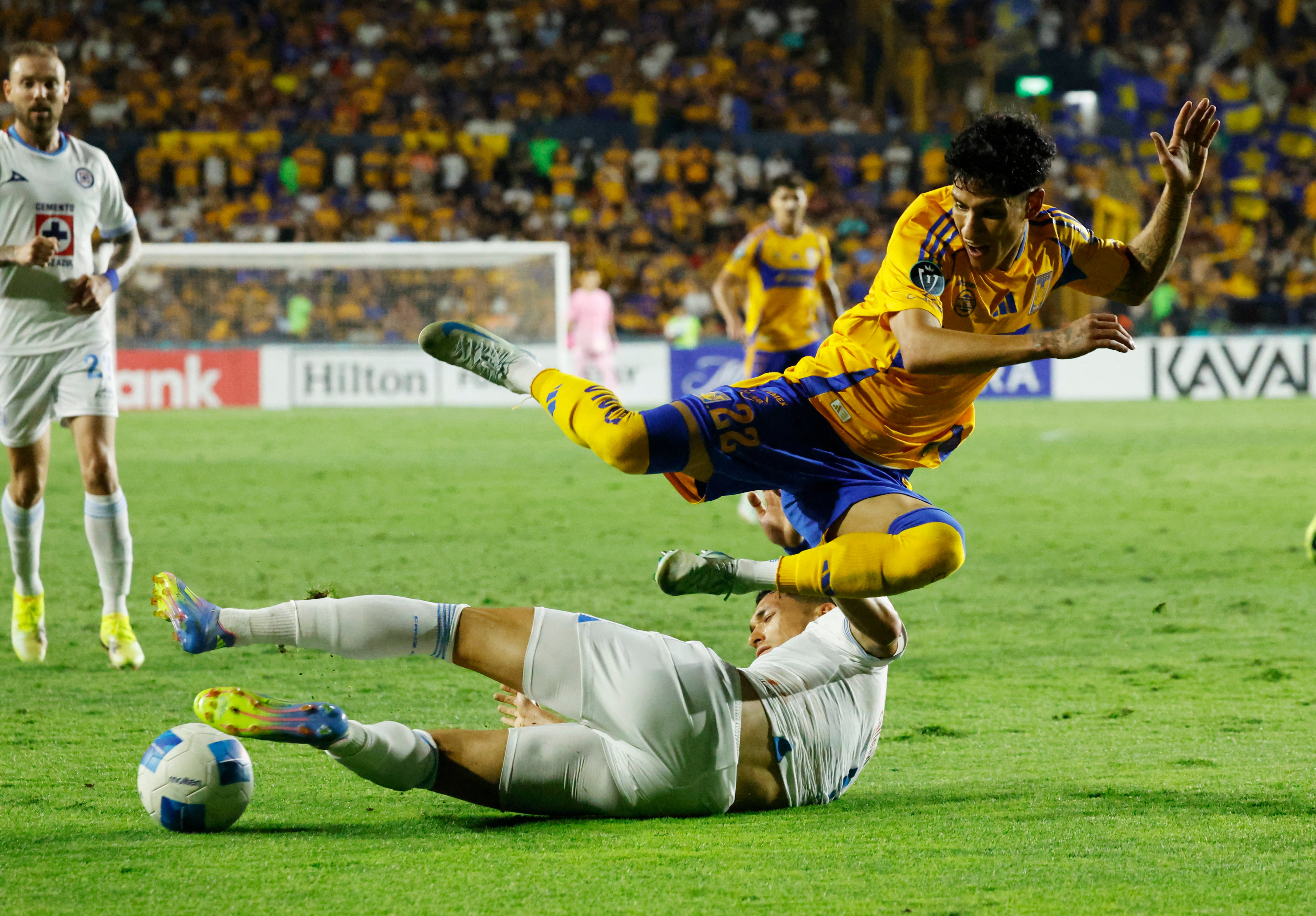 El club universitario busca romper 14 años sin títulos y analiza opciones de refuerzo como Marcelo Flores.