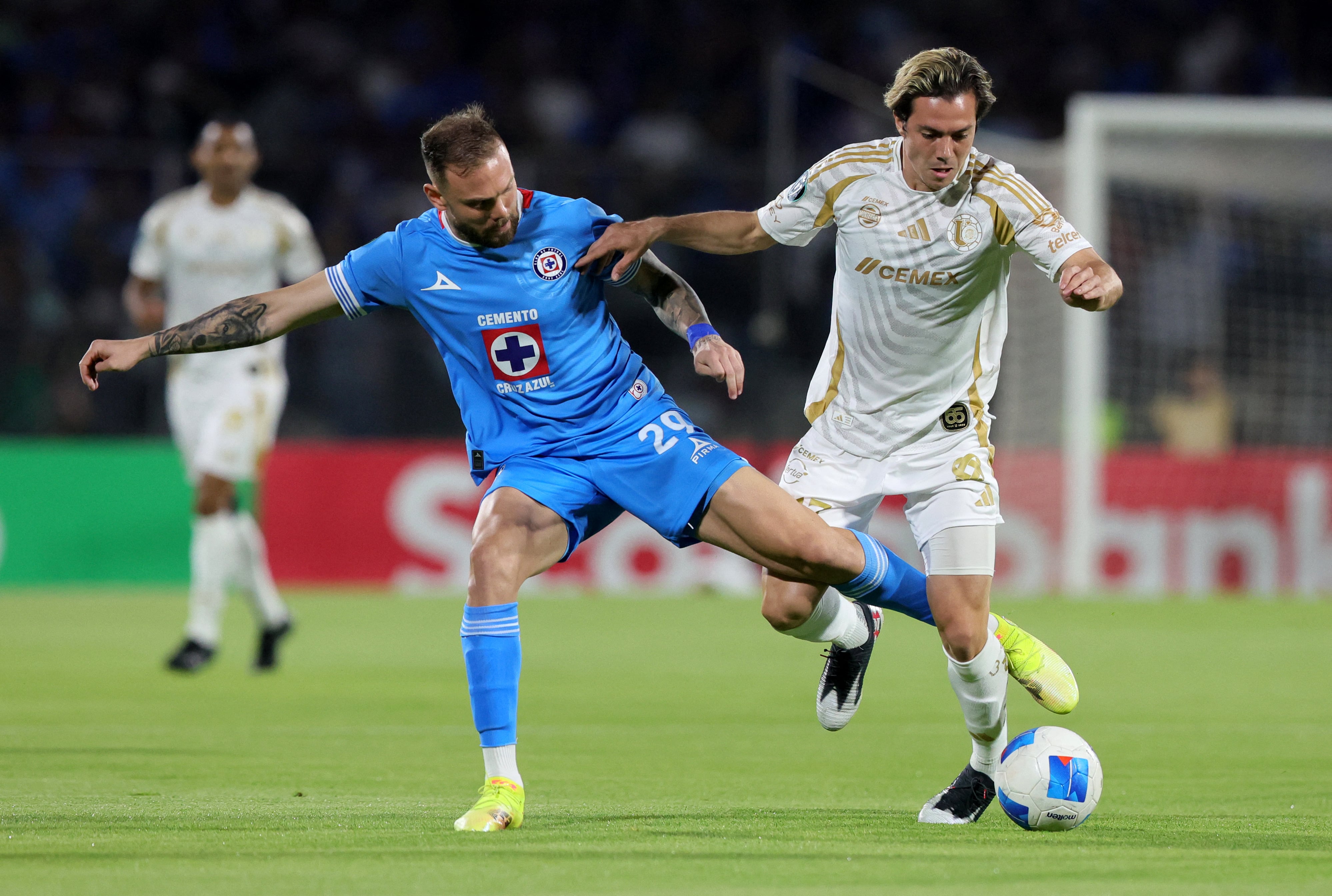 El club universitario busca romper 14 años sin títulos y analiza opciones de refuerzo como Marcelo Flores.