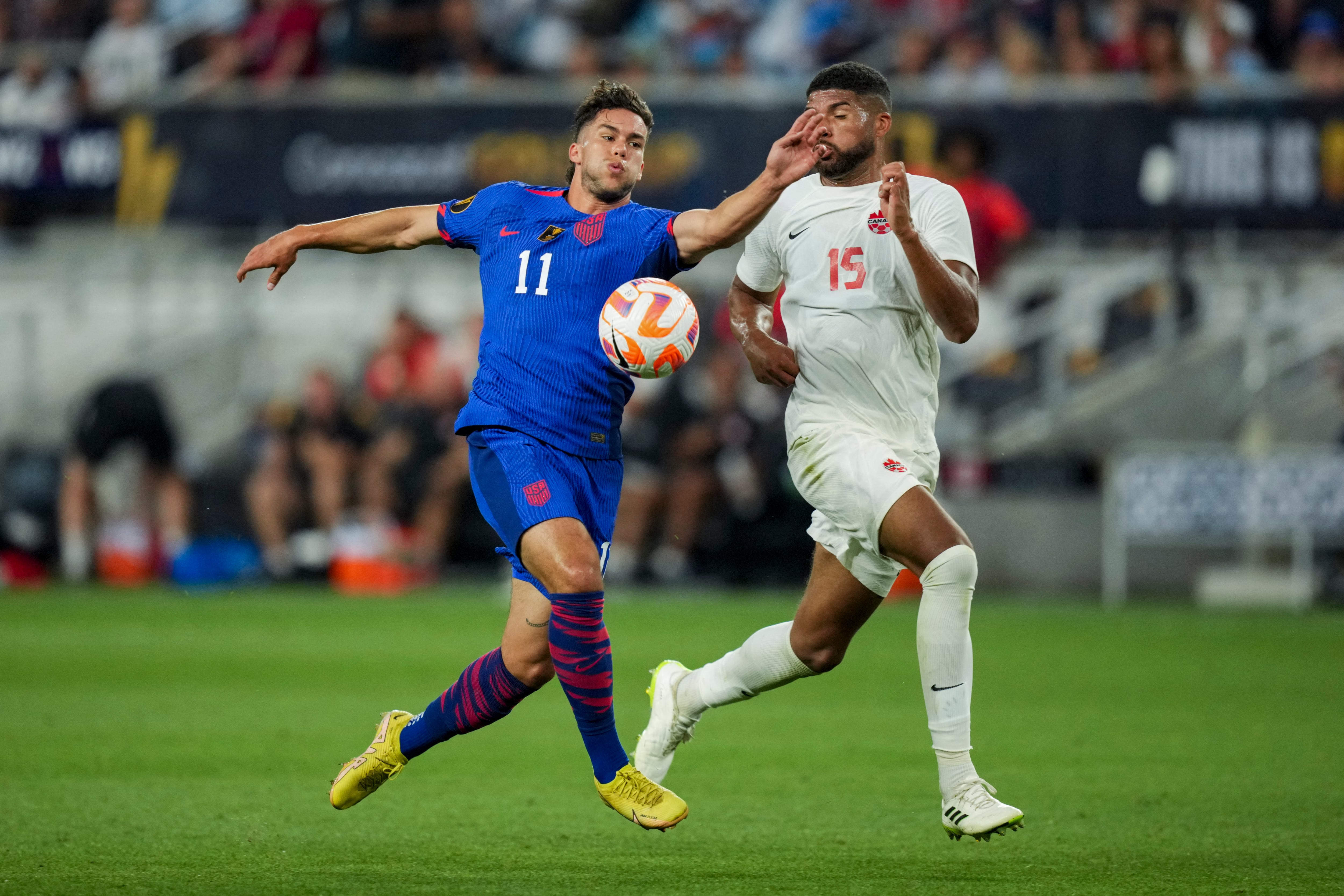 El debate sobre la inclusión de extranjeros en Chivas genera controversia entre periodistas deportivos.