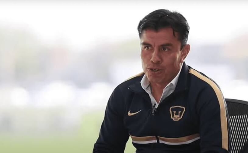 Raúl Alpízar asume como entrenador interino de Pumas tras la salida de Gustavo Lema.