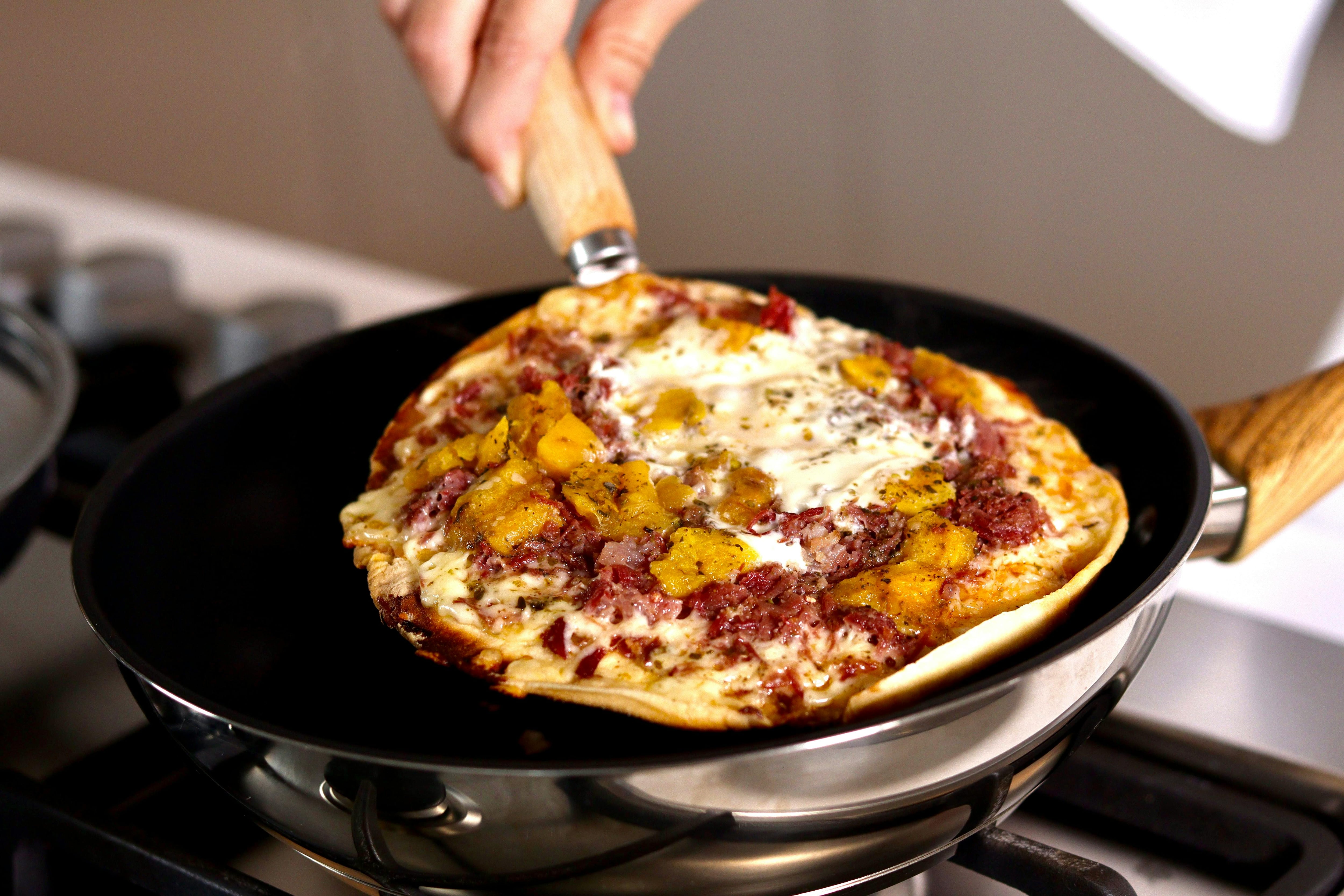Descubre cómo recalentar pizza de manera efectiva y deliciosa.