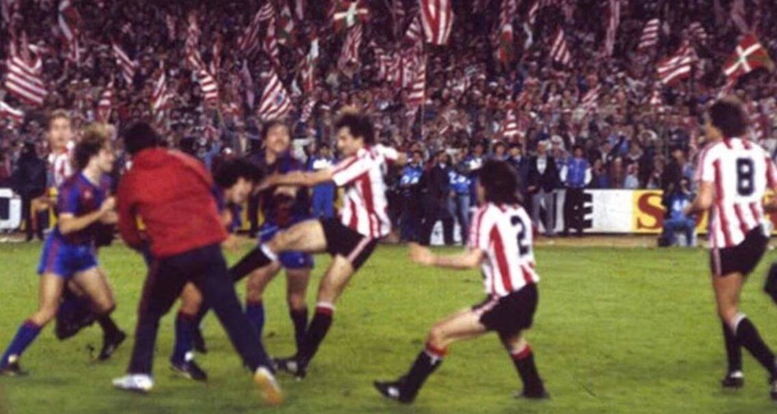 El enfrentamiento entre Barcelona y Athletic en 1984 se tornó en una violenta pelea en el campo.