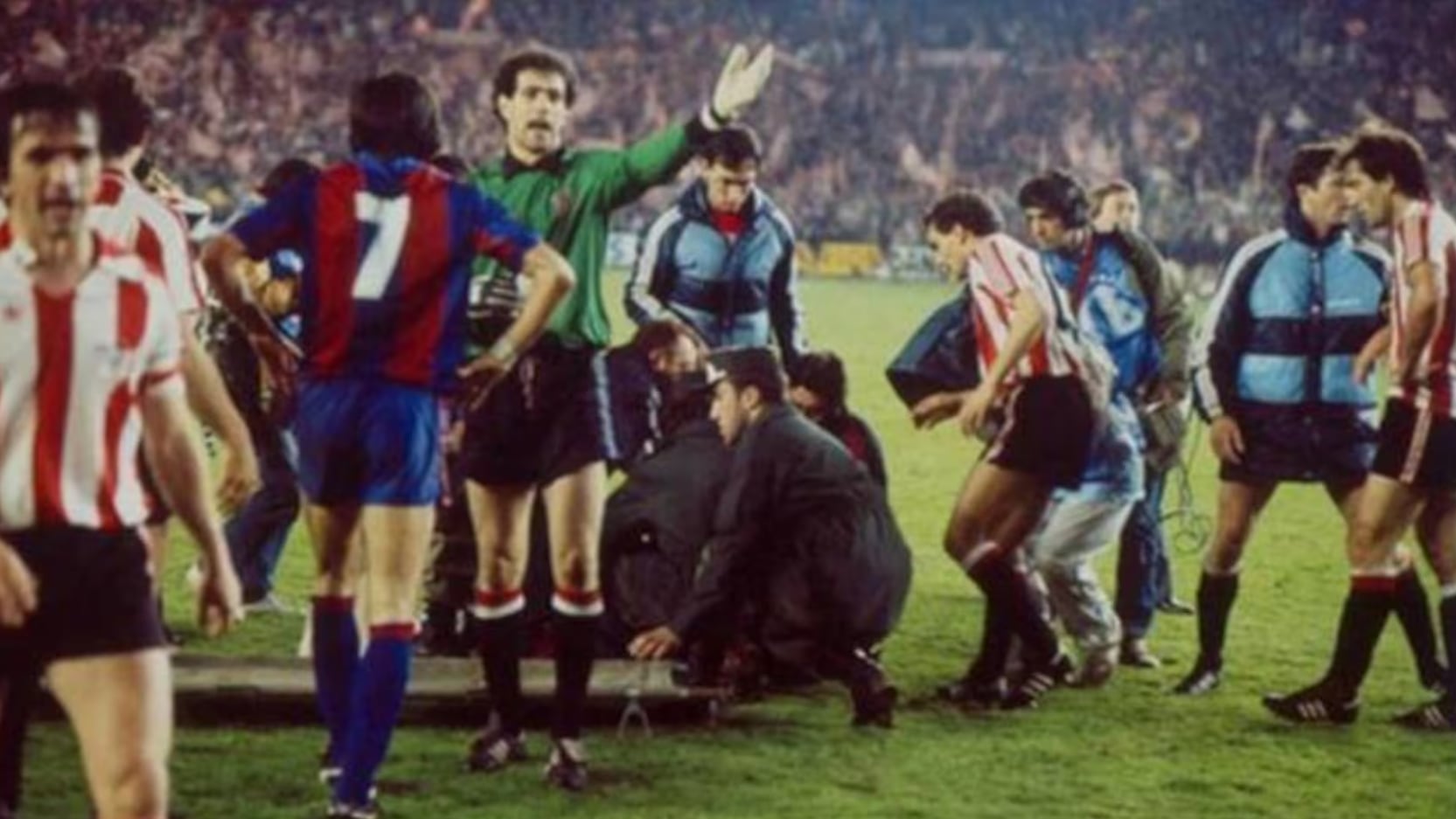 El enfrentamiento entre Barcelona y Athletic en 1984 se tornó en una violenta pelea en el campo.