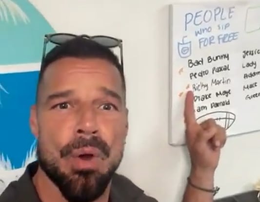 El cantante puertorriqueño fue invitado a disfrutar de tragos sin costo en un bar de Miami.