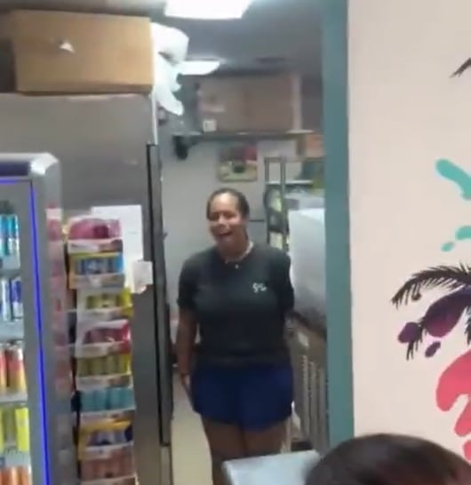 El cantante puertorriqueño fue invitado a disfrutar de tragos sin costo en un bar de Miami.