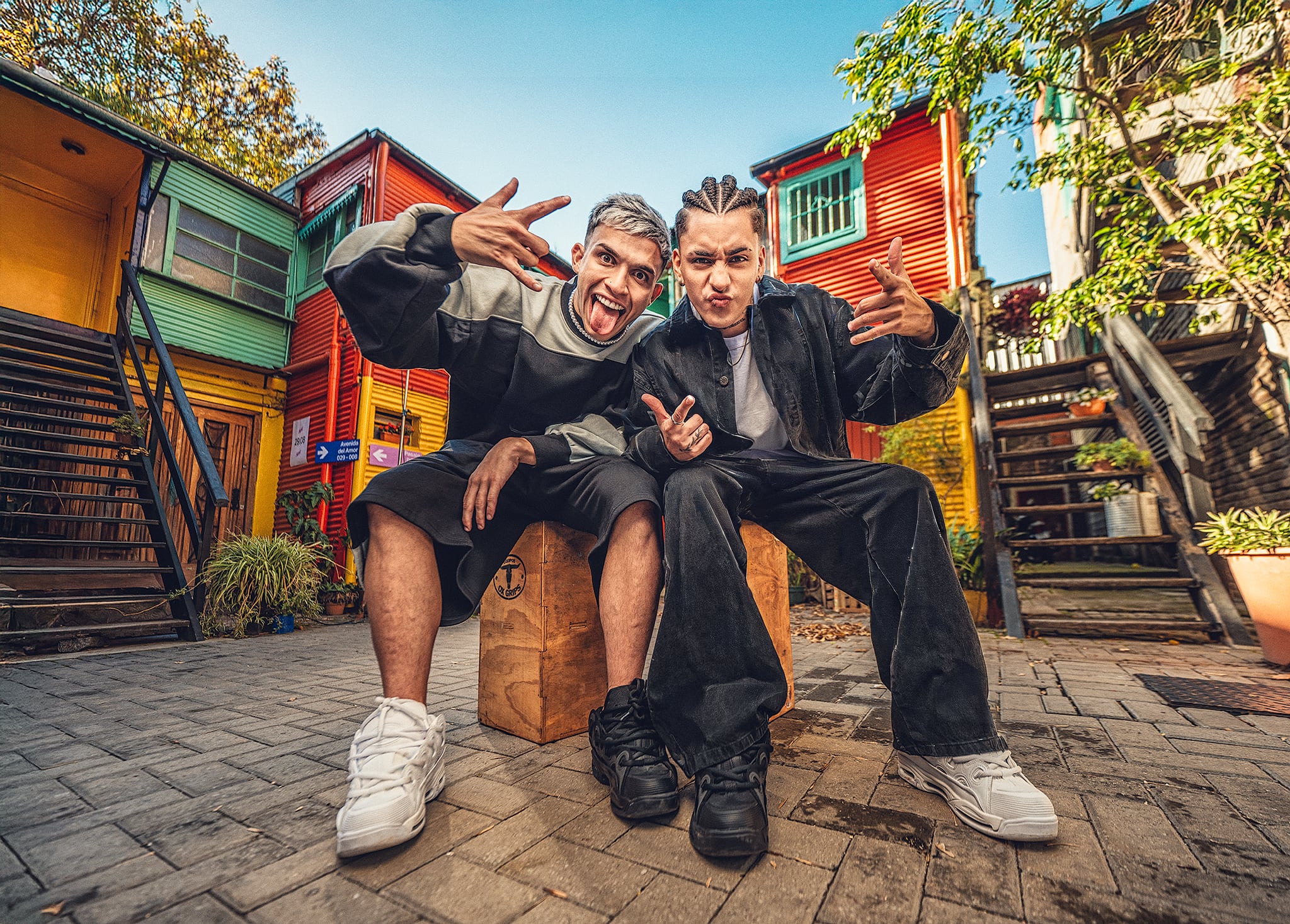 El dúo Roze, amigos desde la infancia, triunfa en la cumbia tras años de esfuerzo y colaboración.