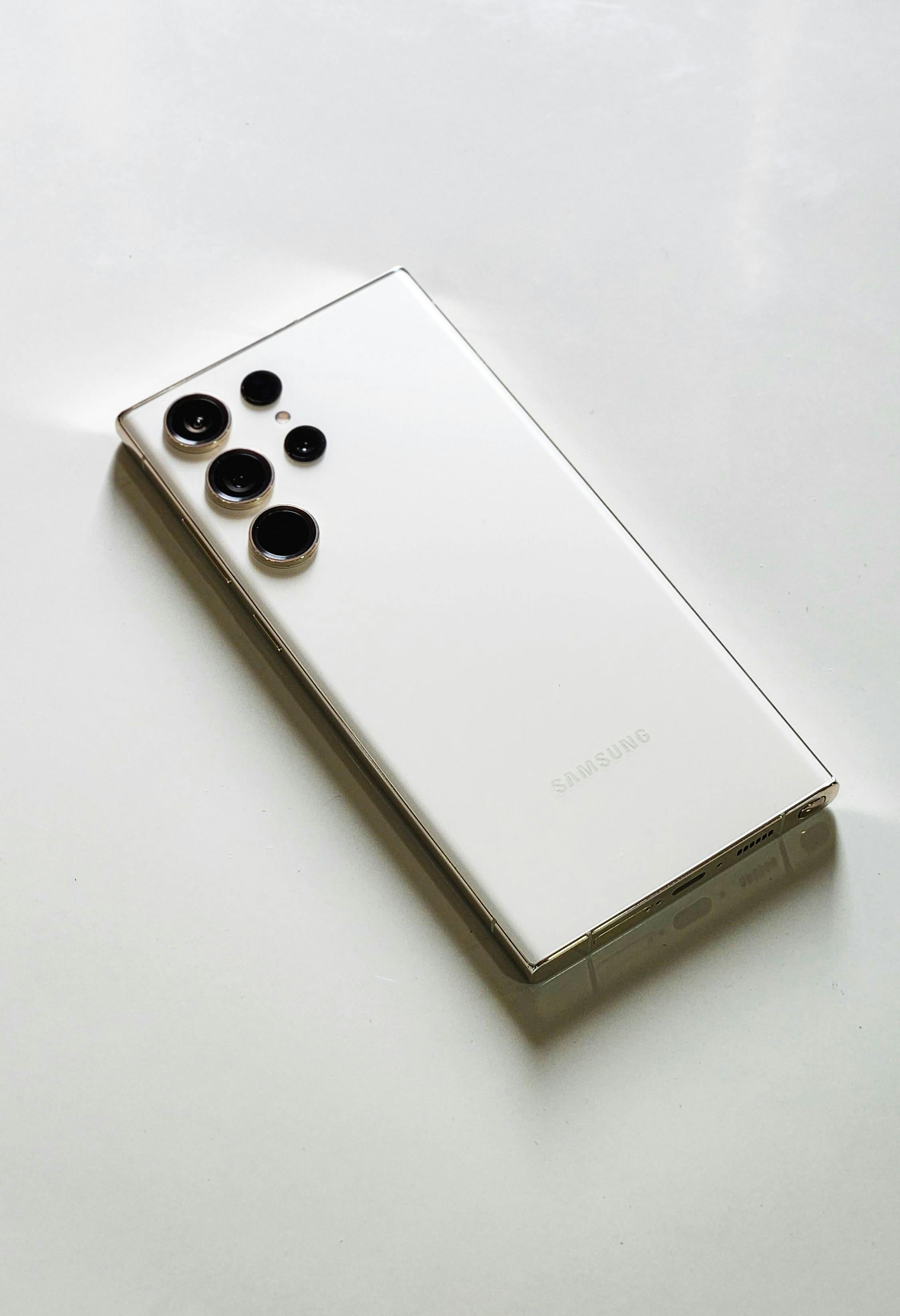 Samsung presenta su nuevo Galaxy S26 con IA avanzada y auriculares innovadores.
