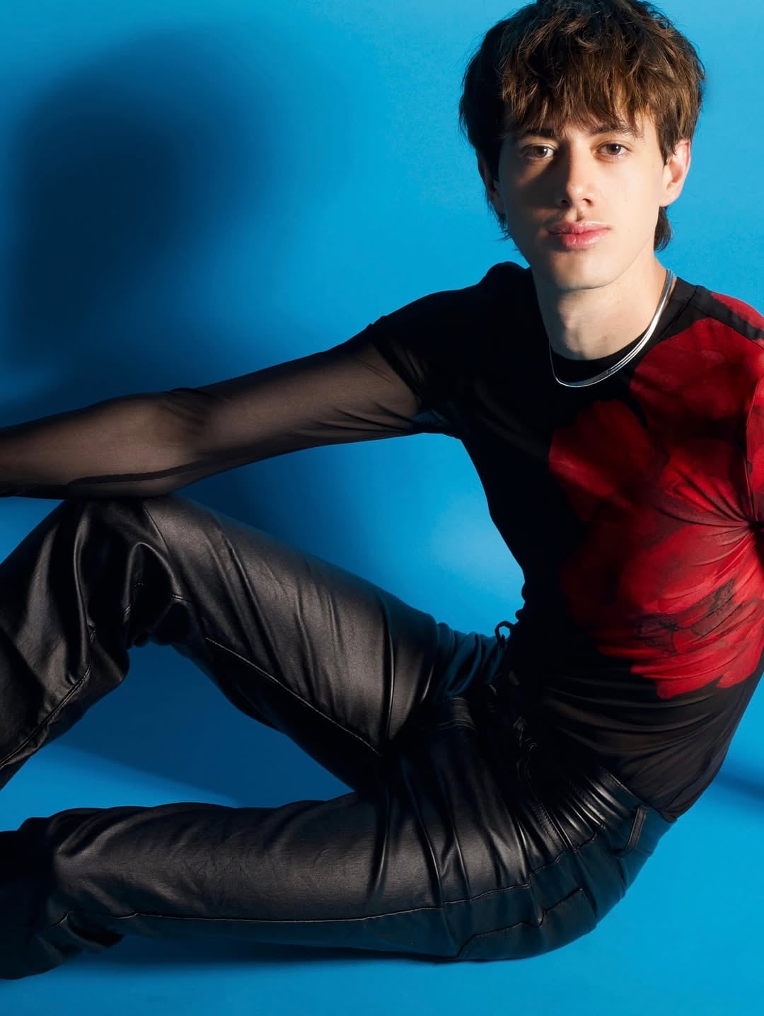 Dante Ortega, hijo de Guillermina Valdes y Sebastián Ortega, ha seguido los pasos de su familia en el mundo del entretenimiento. A pesar de mantener un perfil bajo, ha incursionado en el modelaje y la música, destacándose recientemente por su valentía al hablar sobre su orientación sexual y su conexión con su abuelo, Palito Ortega.