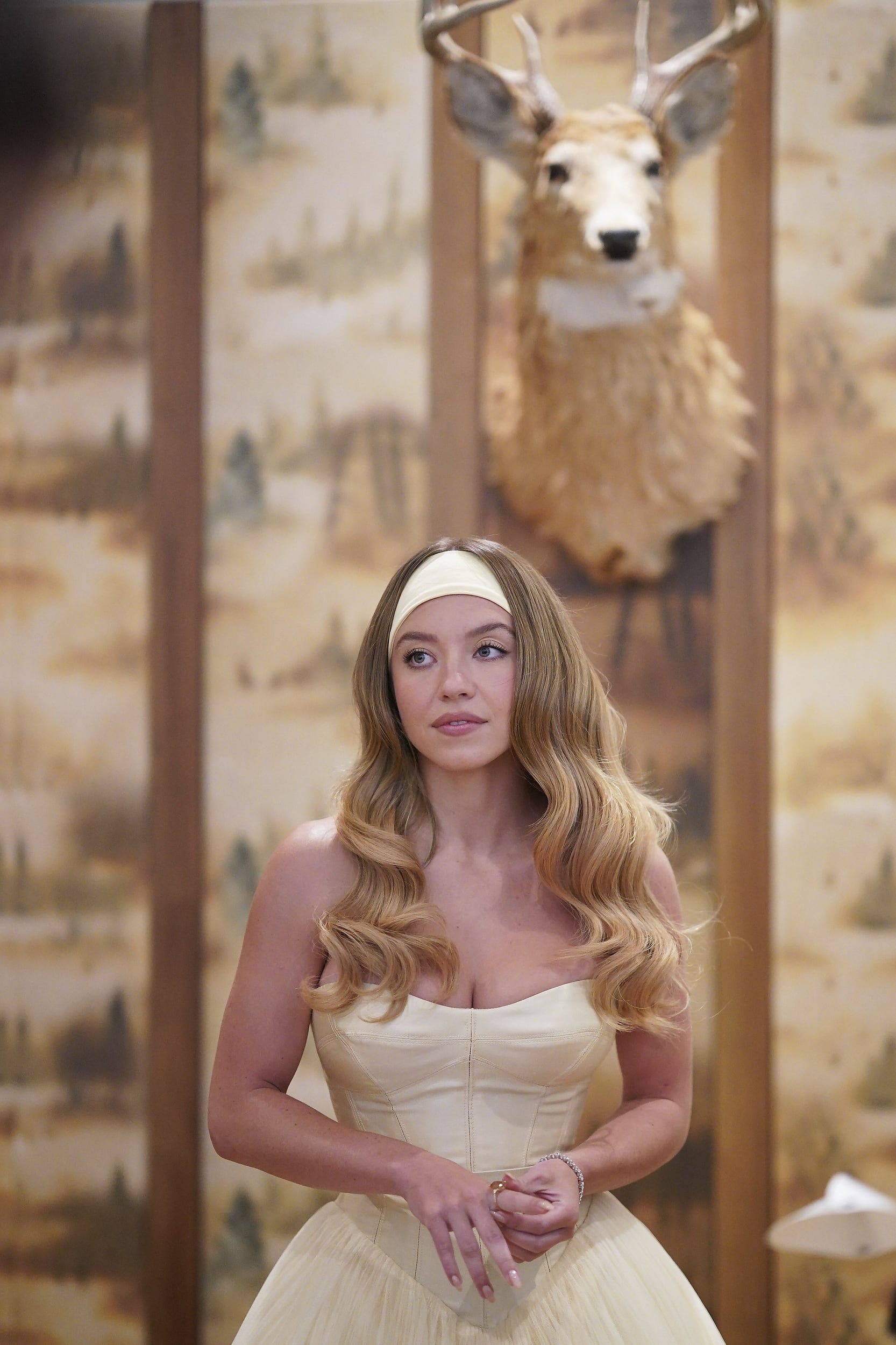 Sydney Sweeney vuelve a ser criticada por un controversial look en la premiere de 'Americana'.