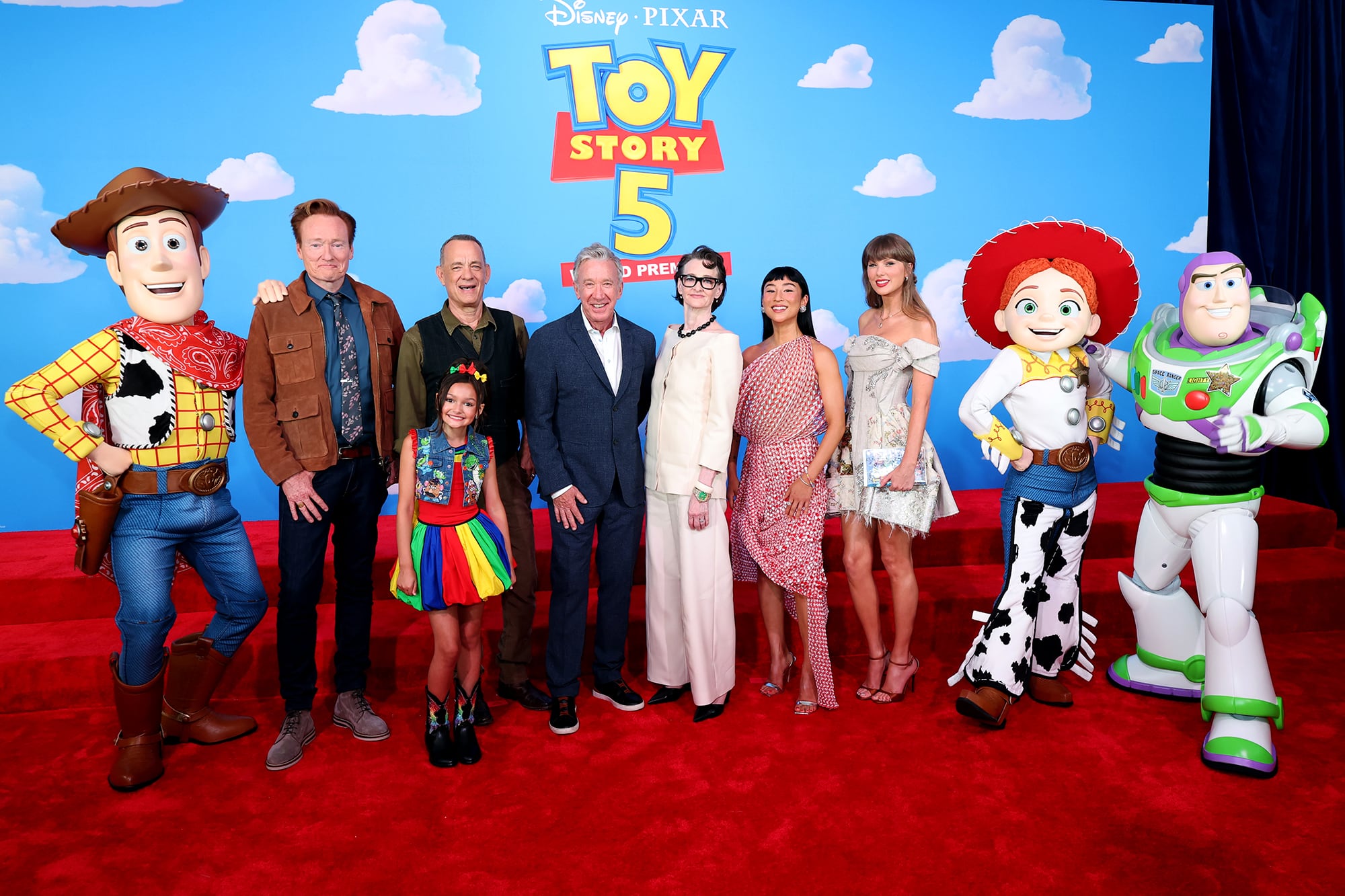 La cantante sorprendió a todos en la premiere al interpretar su canción para la nueva película de Disney.