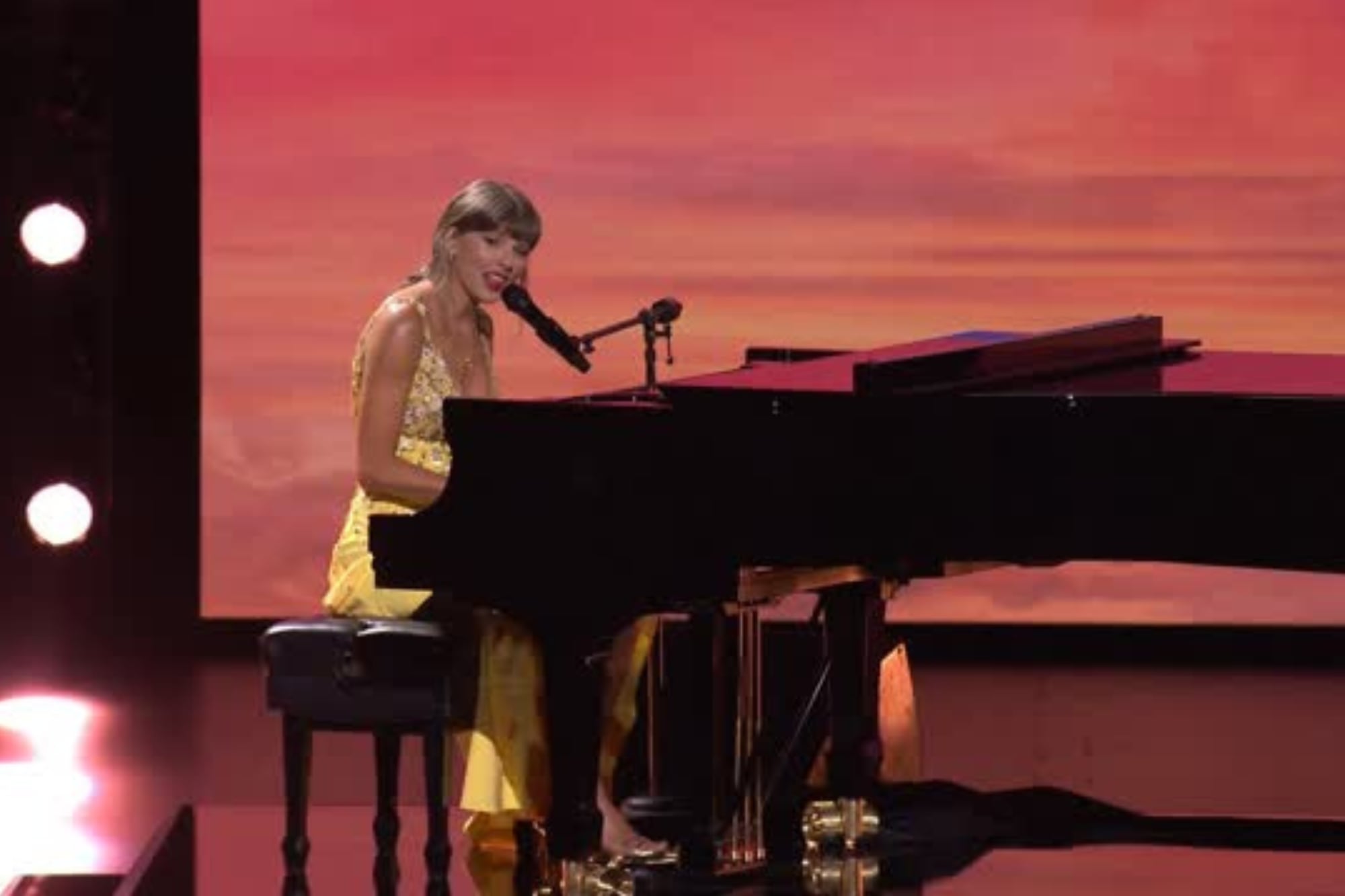 La cantante sorprendió a todos en la premiere al interpretar su canción para la nueva película de Disney.