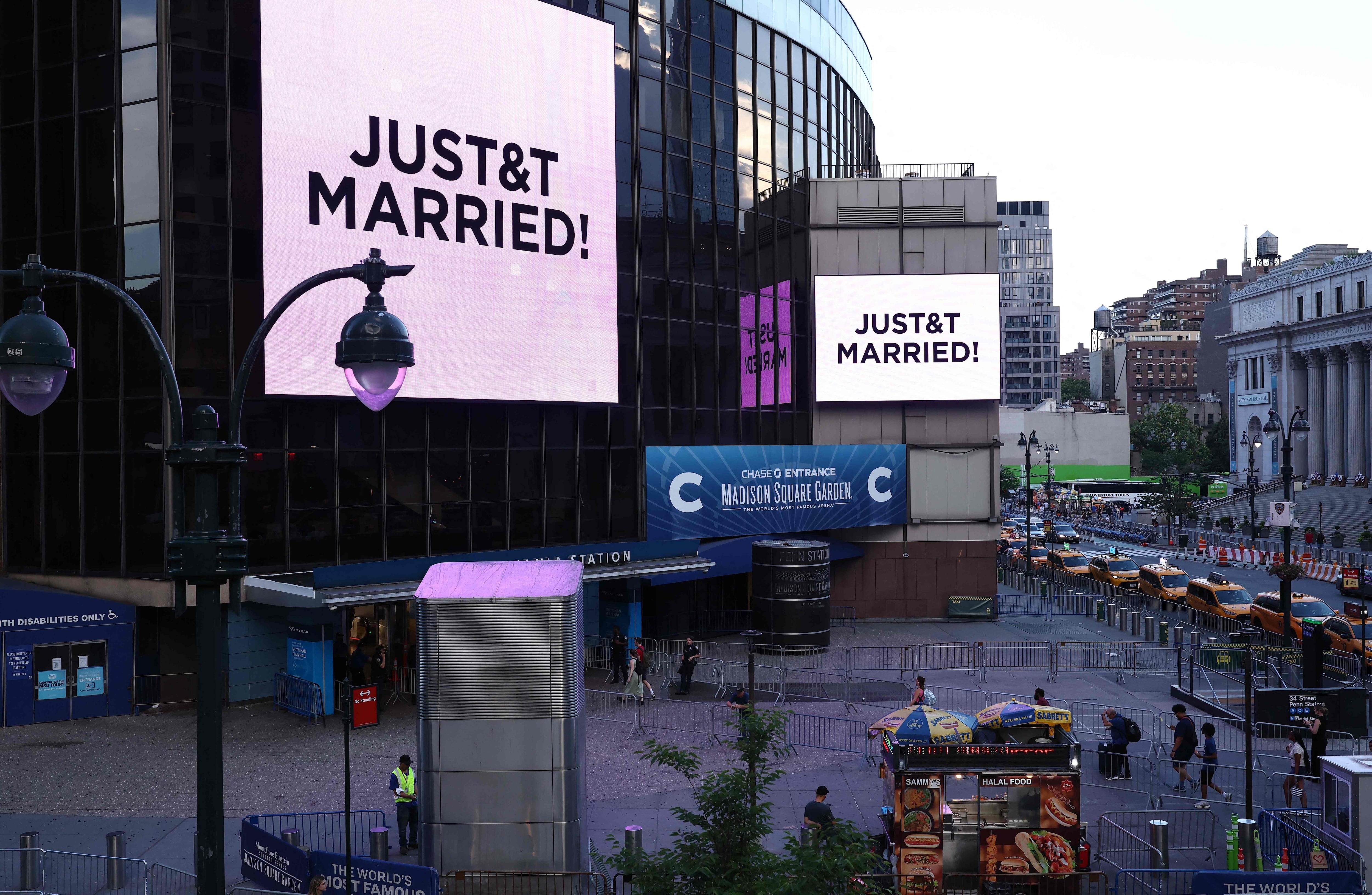 Las celebridades se unieron en matrimonio en una ceremonia llena de estrellas en el Madison Square Garden.