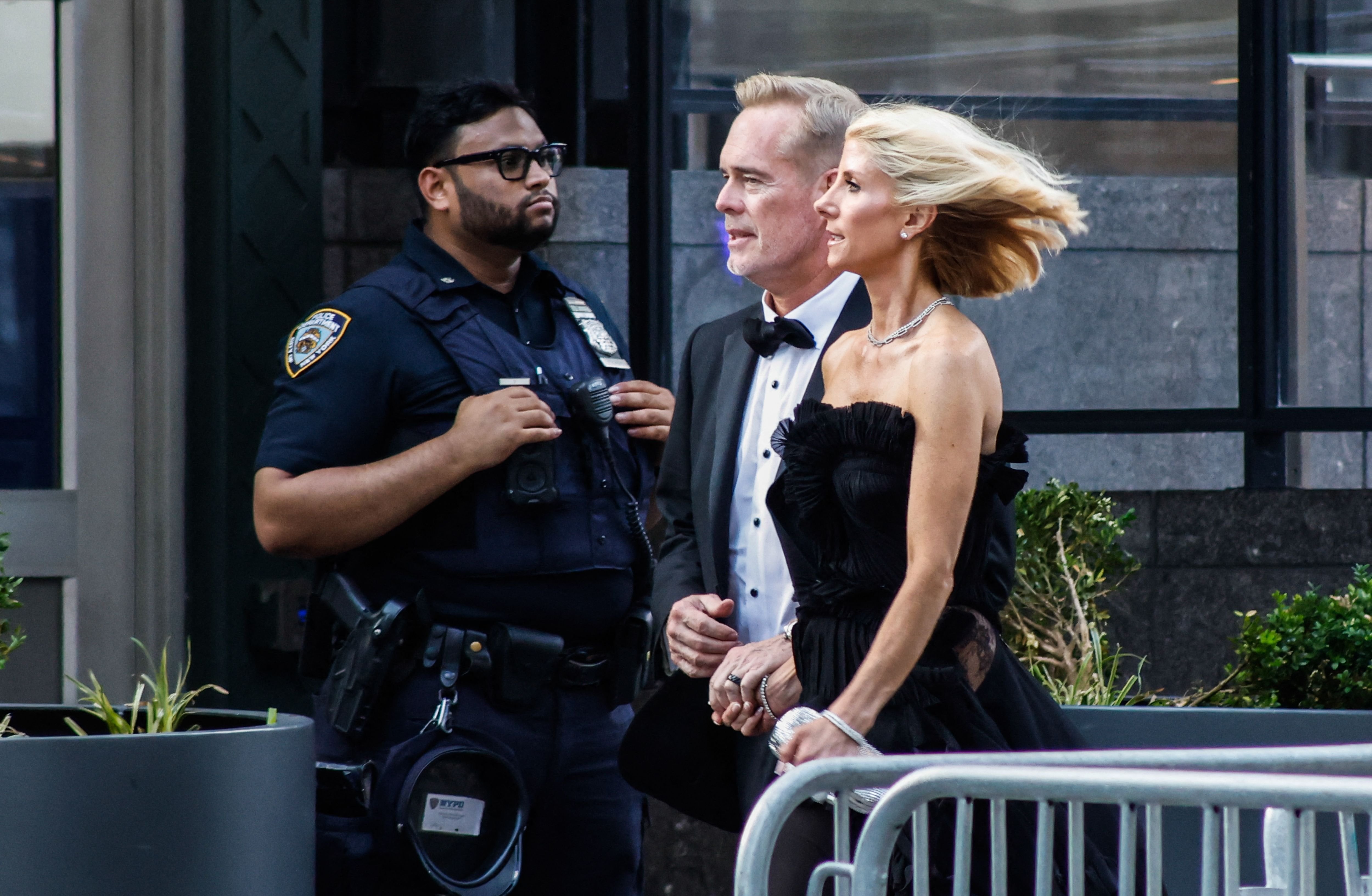 Las celebridades se unieron en matrimonio en una ceremonia llena de estrellas en el Madison Square Garden.