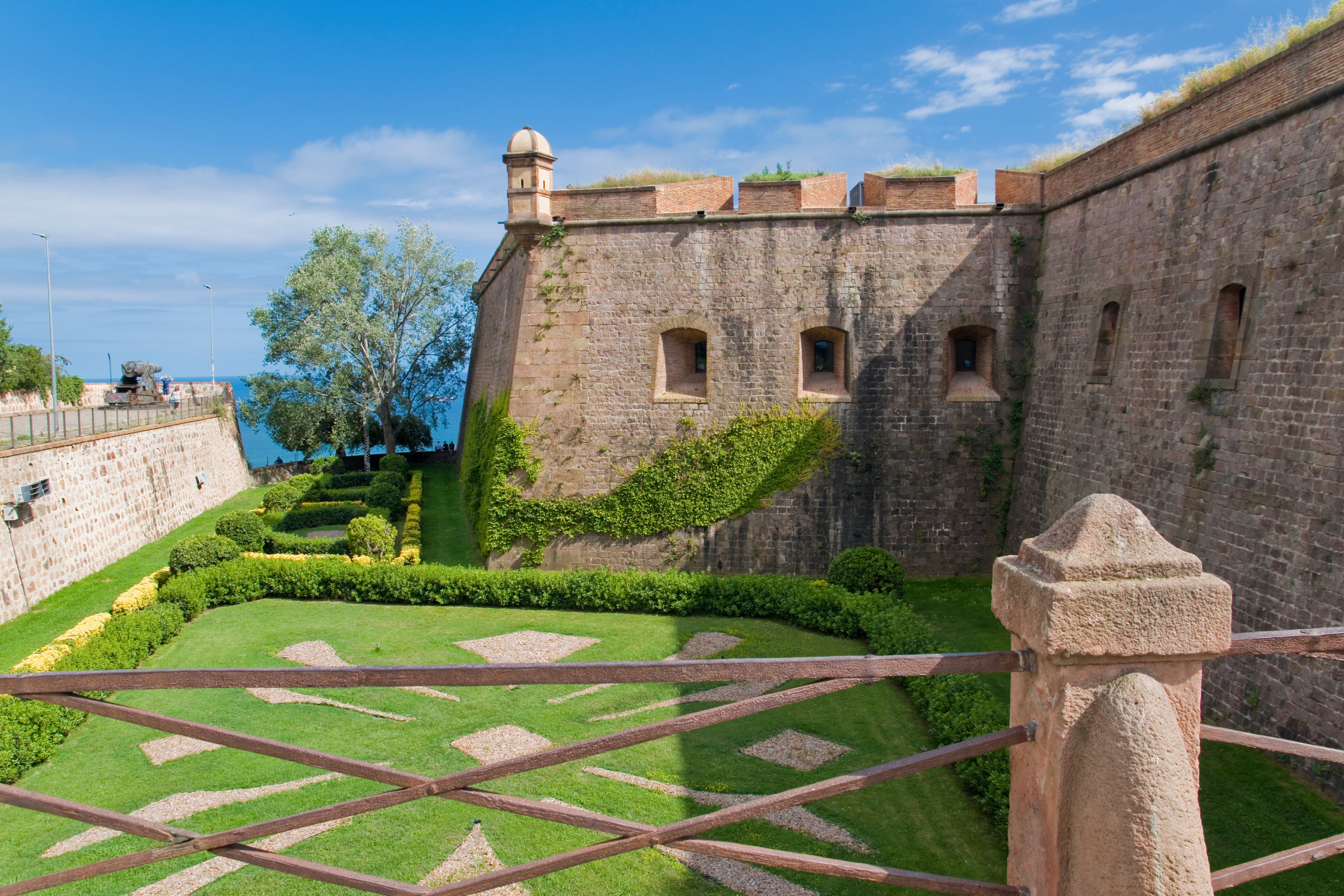 Descubre los castillos más emblemáticos de Barcelona y su rica historia cultural.