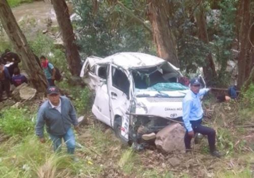 Un accidente en Vinchos, Ayacucho, resultó en la muerte de dos personas tras la volcadura de una combi.
