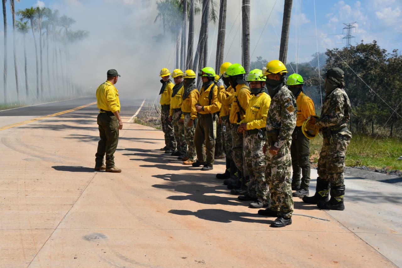 Incendios en pastizales de Presidente Hayes movilizan a 100 efectivos militares para su control.