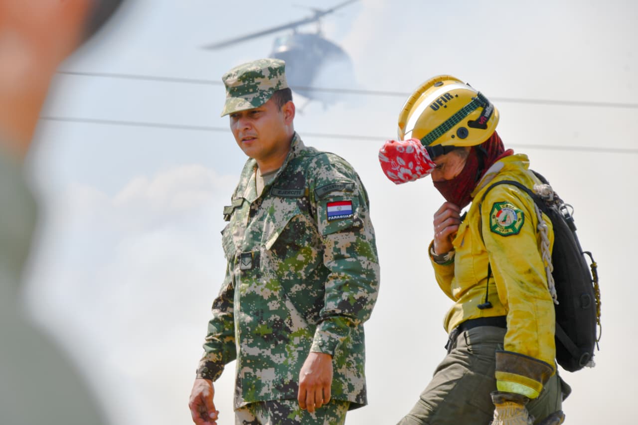 Incendios en pastizales de Presidente Hayes movilizan a 100 efectivos militares para su control.