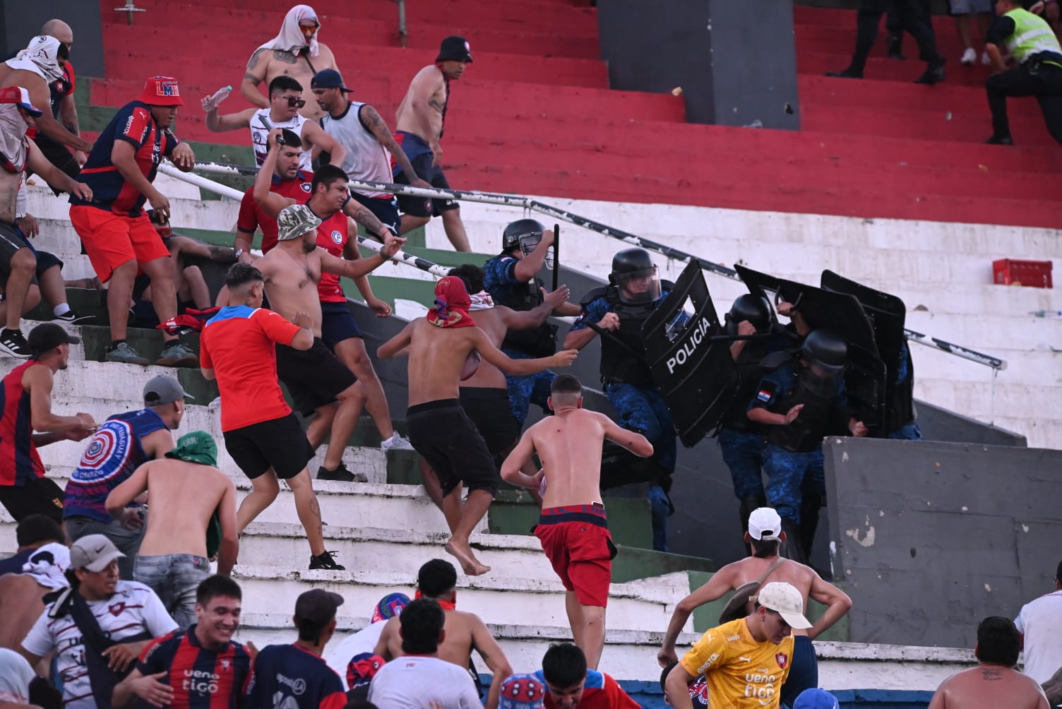 Incidentes en el estadio Defensores del Chaco dejan tres policías heridos durante el clásico paraguayo.