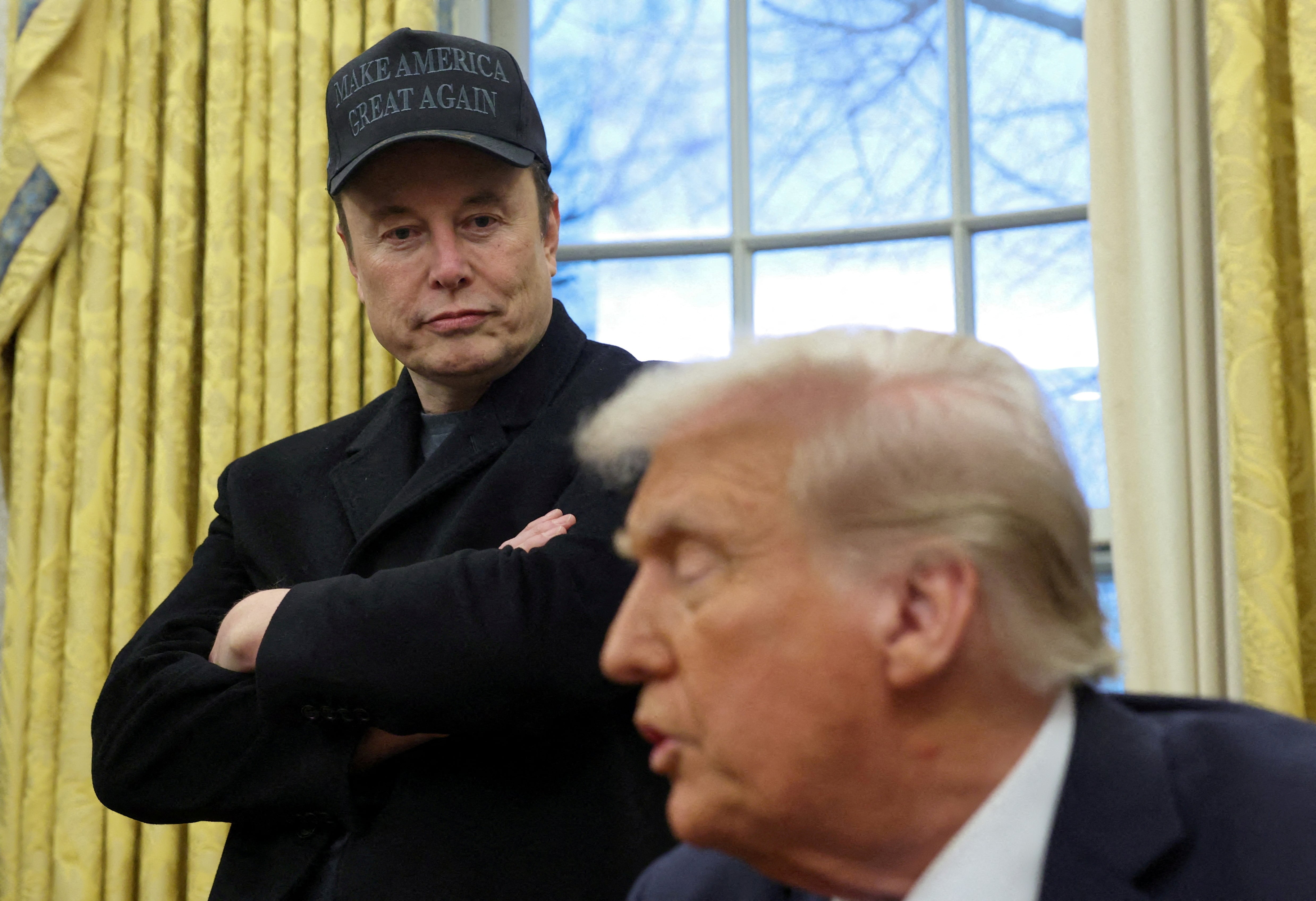 Trump y Musk buscan reducir el gasto público y el déficit fiscal en 3 billones de dólares, eliminando burocracia.