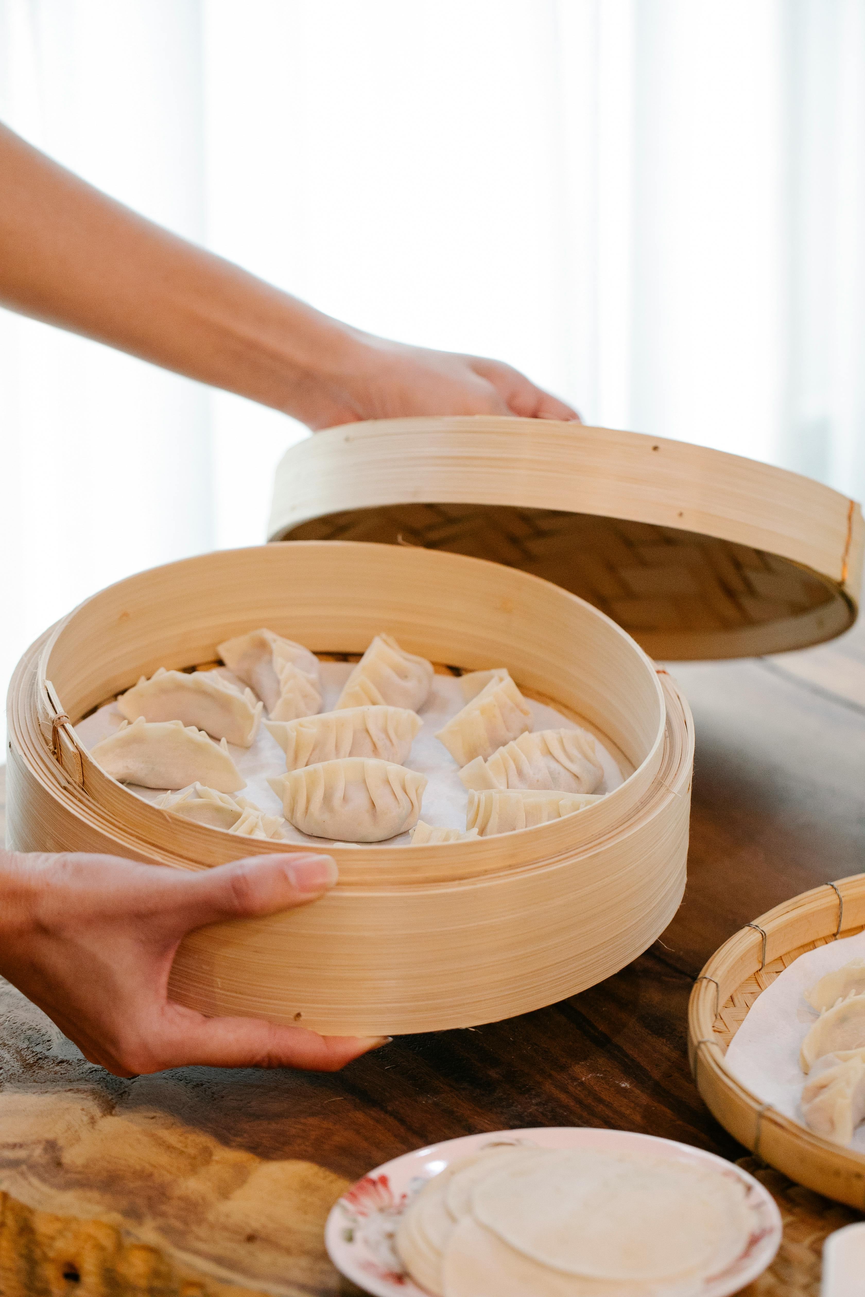 Un pequeño chef presenta su receta de dumplings para celebrar el Año Nuevo Chino el 17 de febrero.
