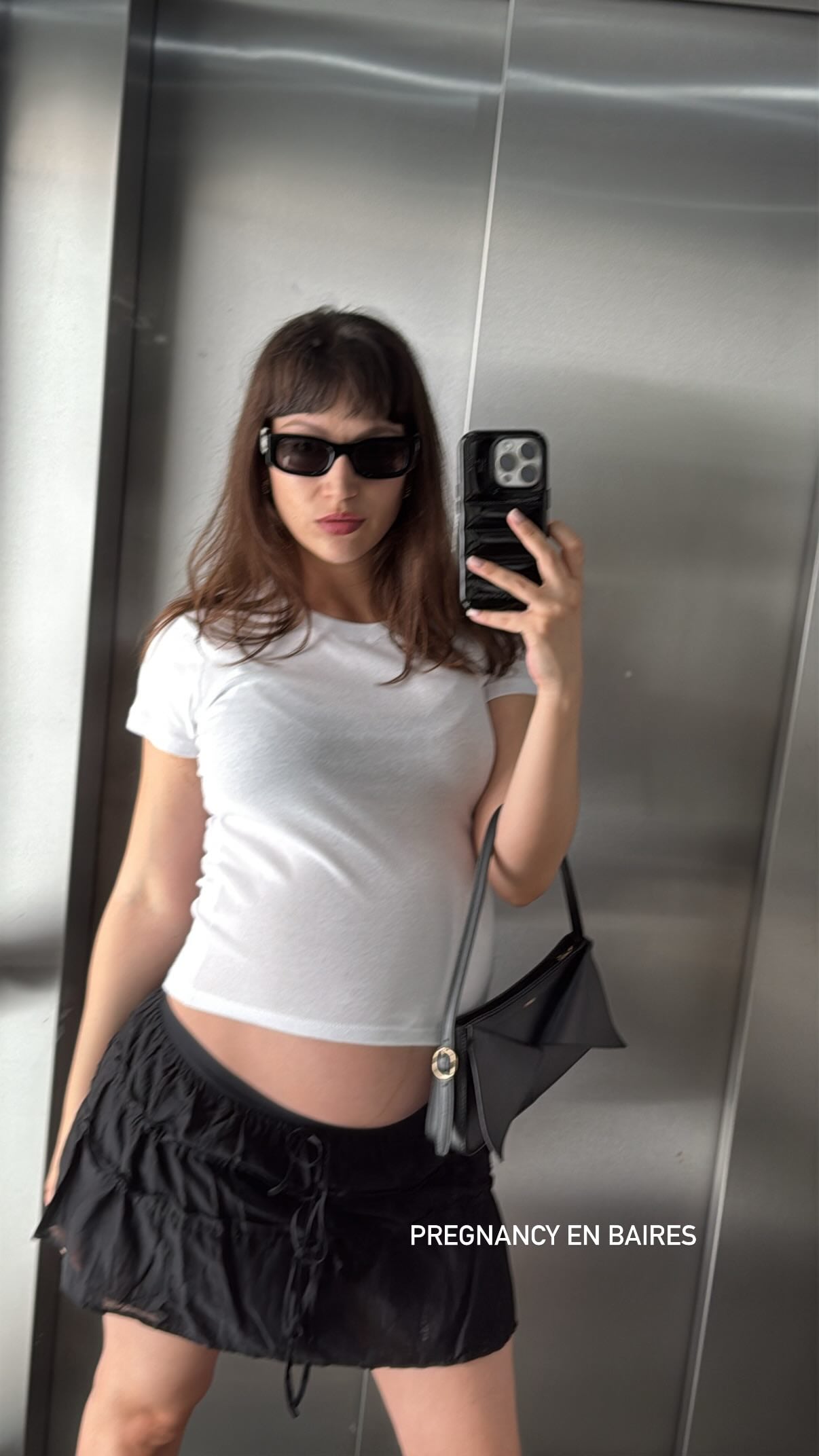 La actriz muestra su embarazo en redes sociales, emocionando a sus seguidores.