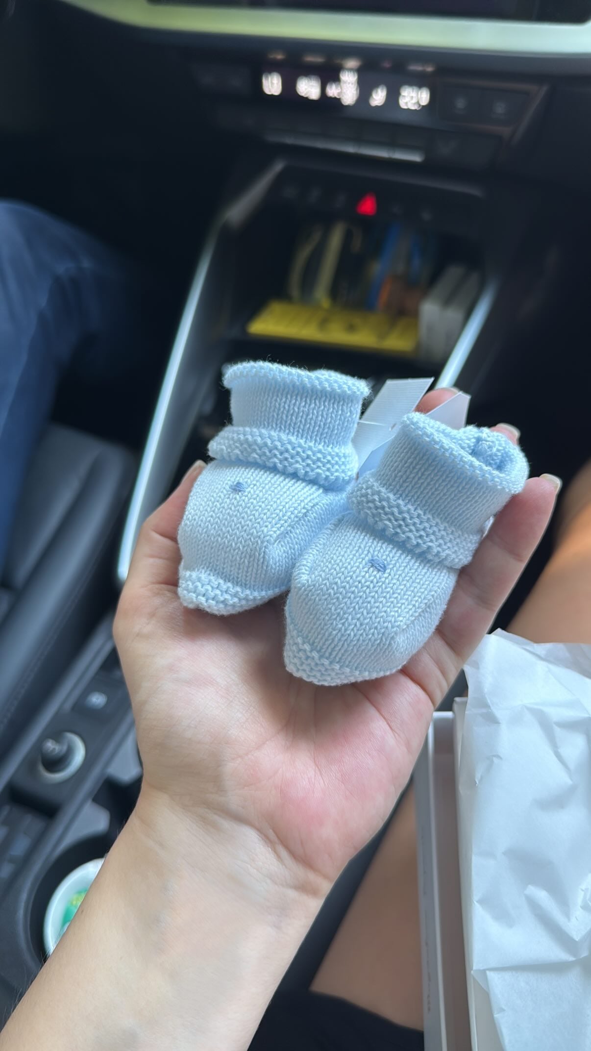 La actriz muestra su embarazo en redes sociales, emocionando a sus seguidores.