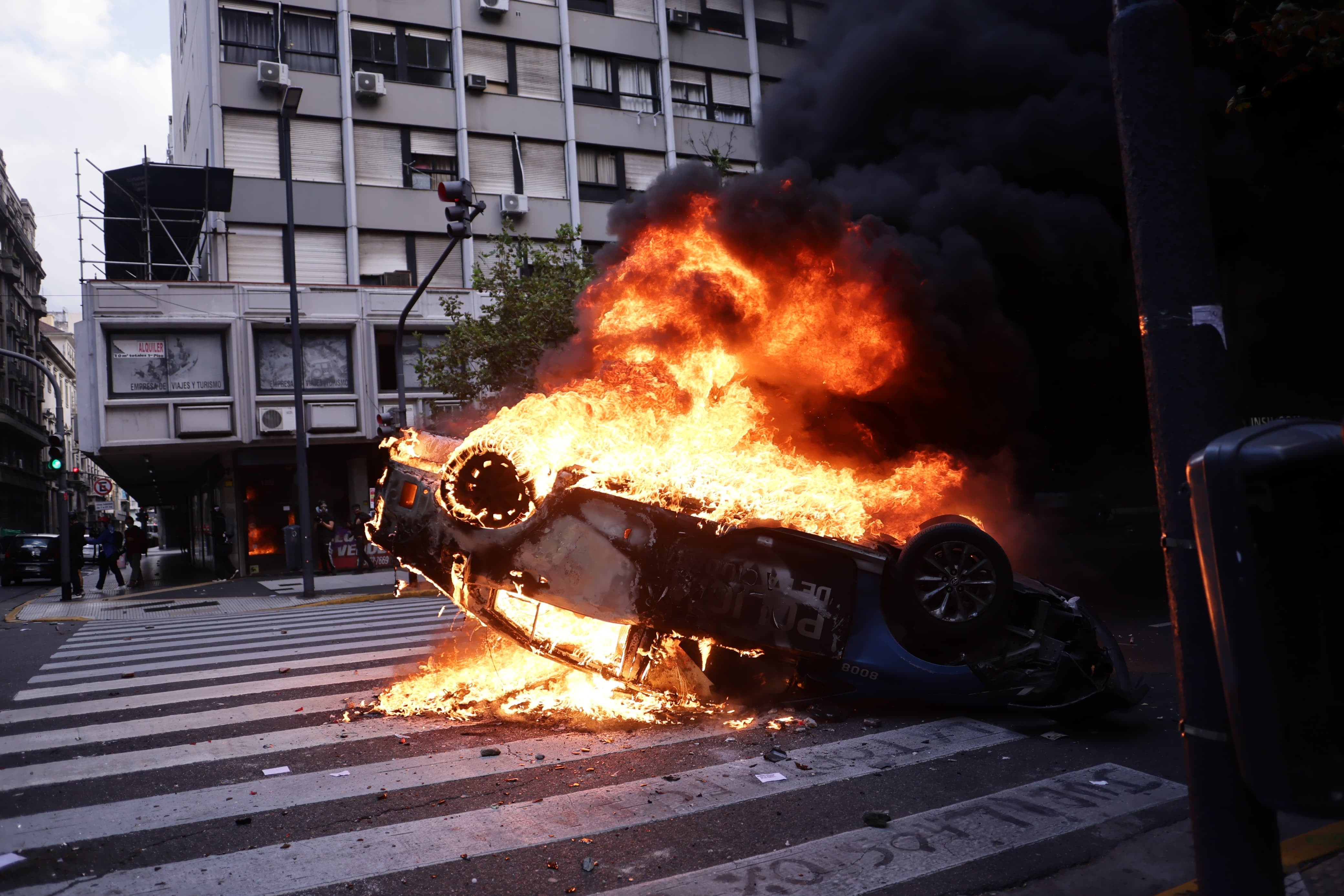 La protesta de jubilados se tornó violenta con la participación de barras bravas, resultando en patrulleros incendiados.