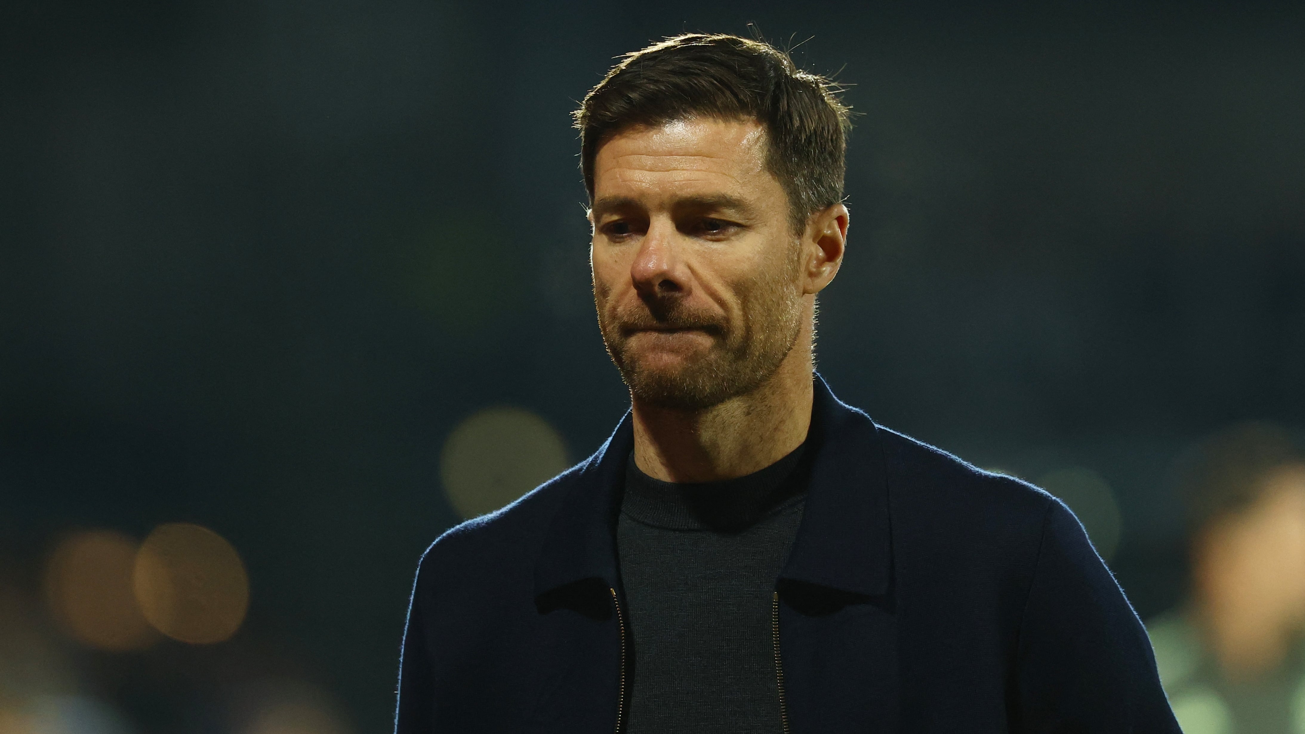 El técnico del Madrid, Xabi Alonso, lucha por su puesto ante la presión de la afición y la directiva.