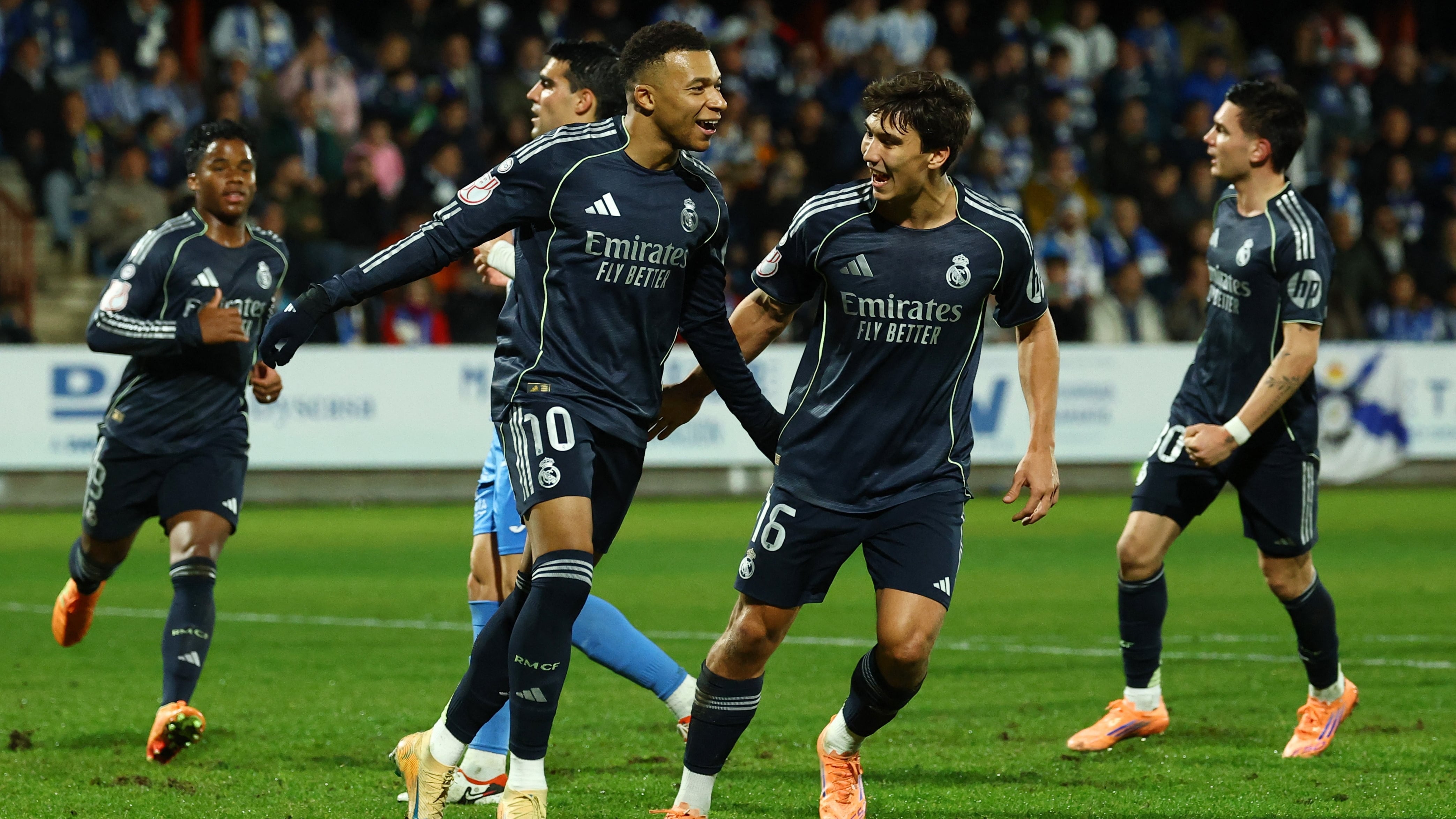 El técnico del Madrid, Xabi Alonso, lucha por su puesto ante la presión de la afición y la directiva.