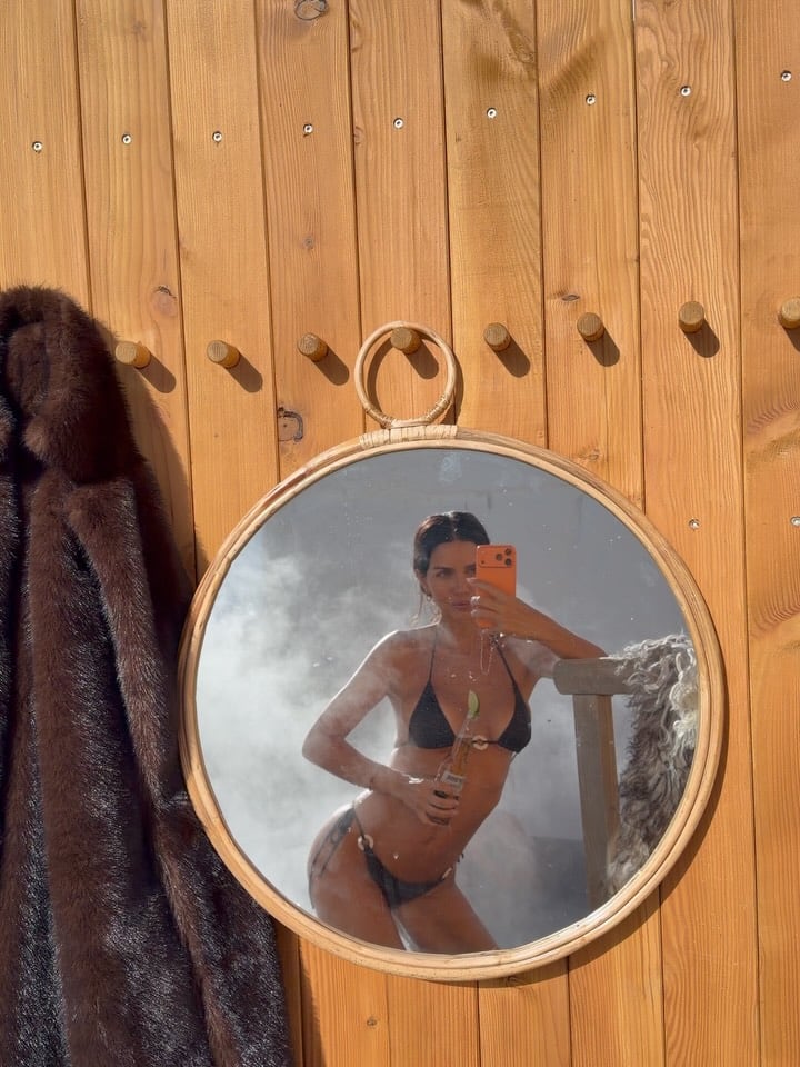 La modelo comparte su experiencia en Livigno mientras disfruta de la nieve y eventos deportivos.